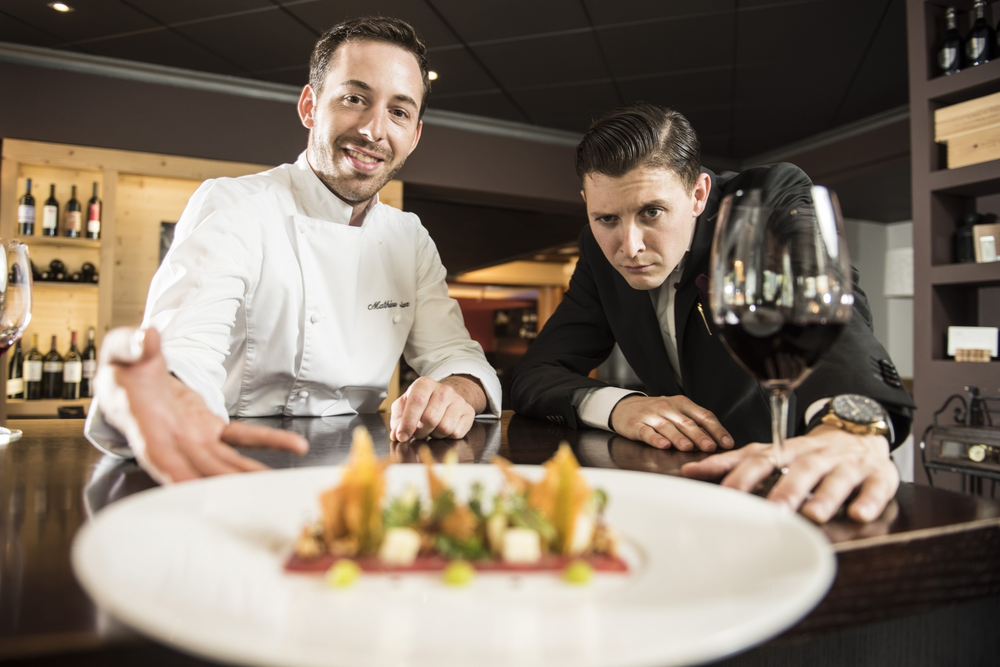 Les restaurateurs valaisans, à l'image de Nelson Bonvin et de Mathieu Biolaz, patrons du restaurant Les Touristes, à Martigny, sont impatients de pouvoir accueillir de nouveau leurs clients.