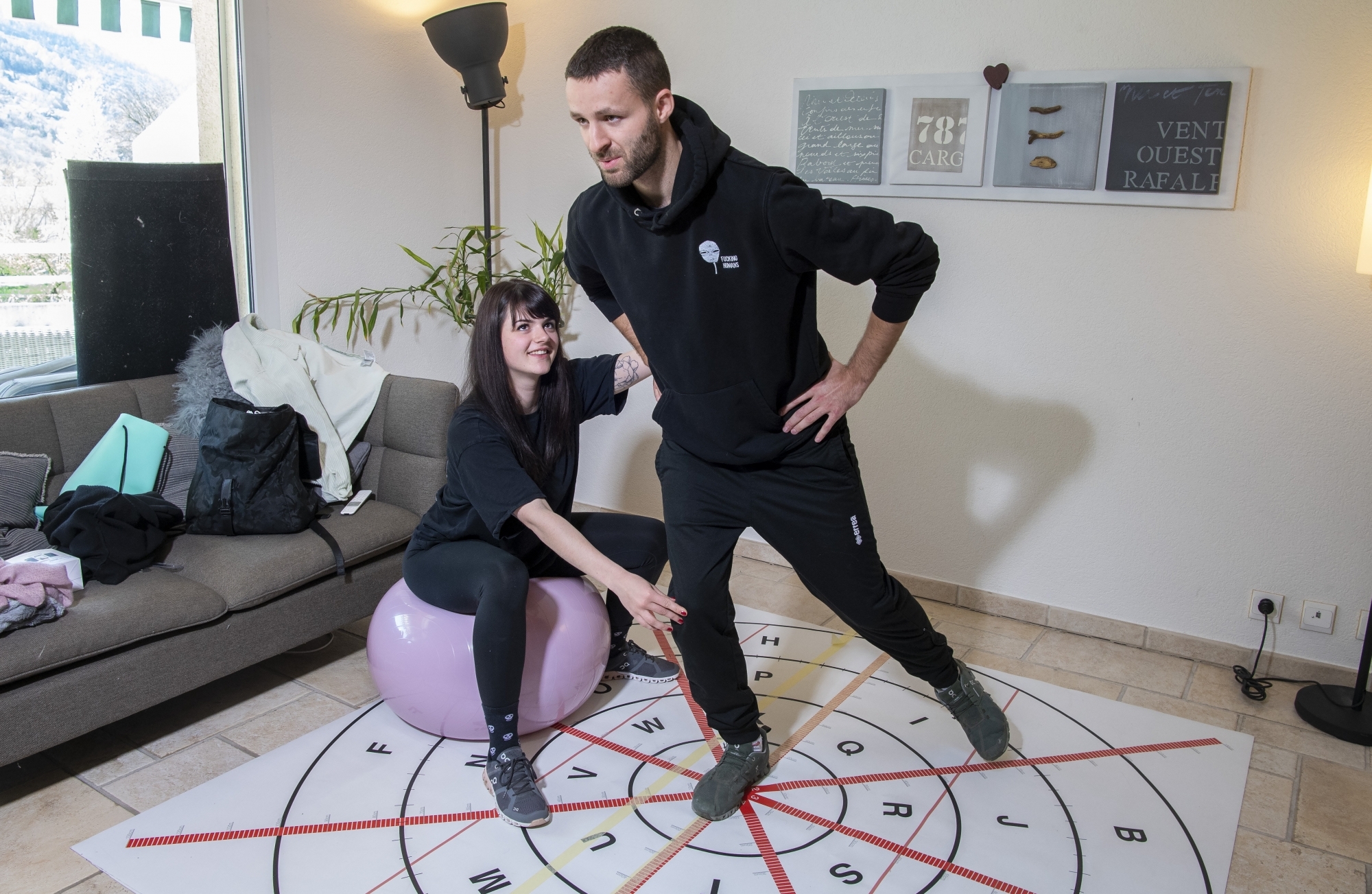 A Bramois, Audrey Sarrasin et Julien Genoud, étudiants en physiothérapie, révisent leurs cours sur un T-training.