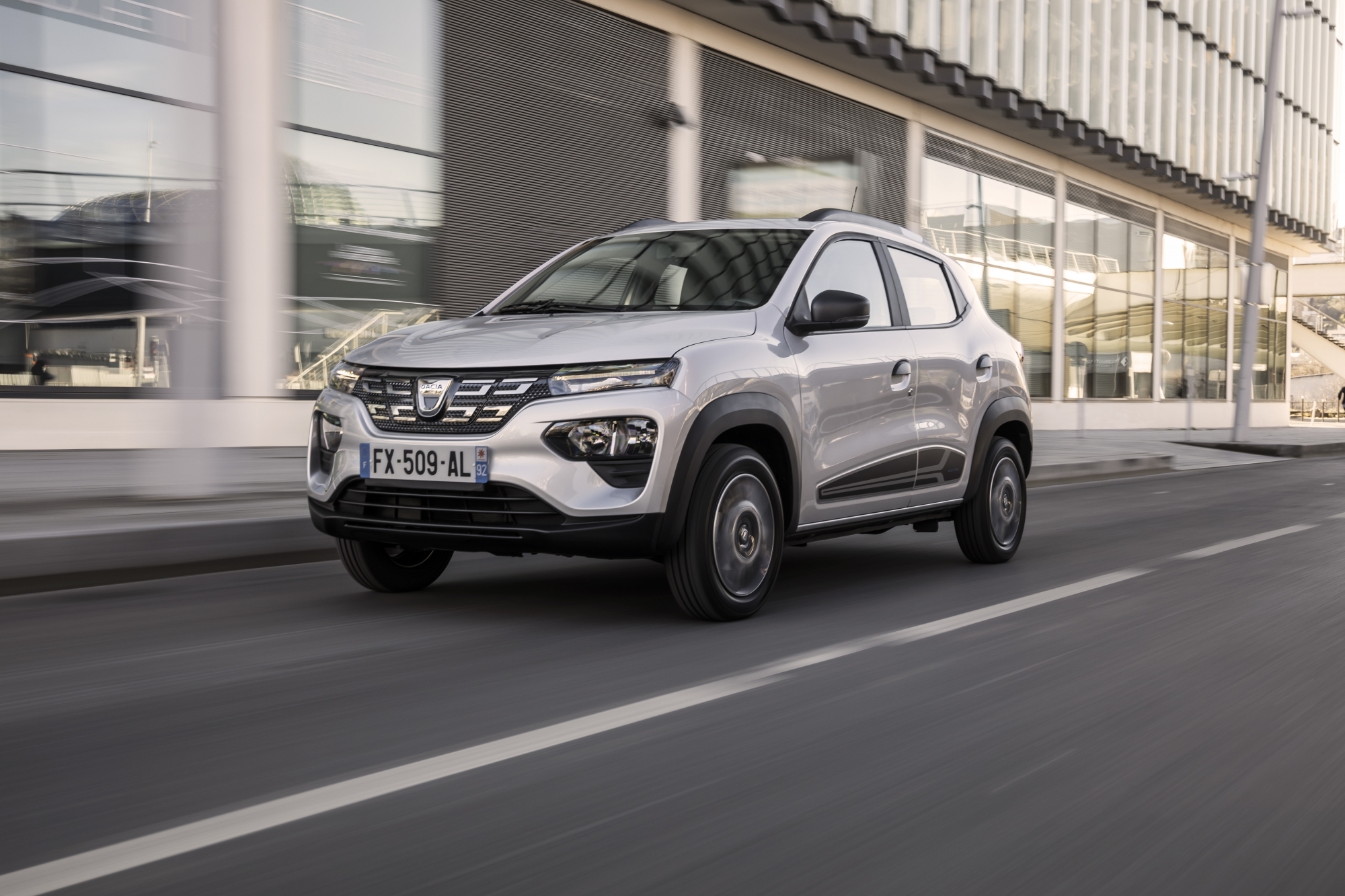 Au volant de la citadine électrique de Dacia, l'impression dominante est la simplicité.