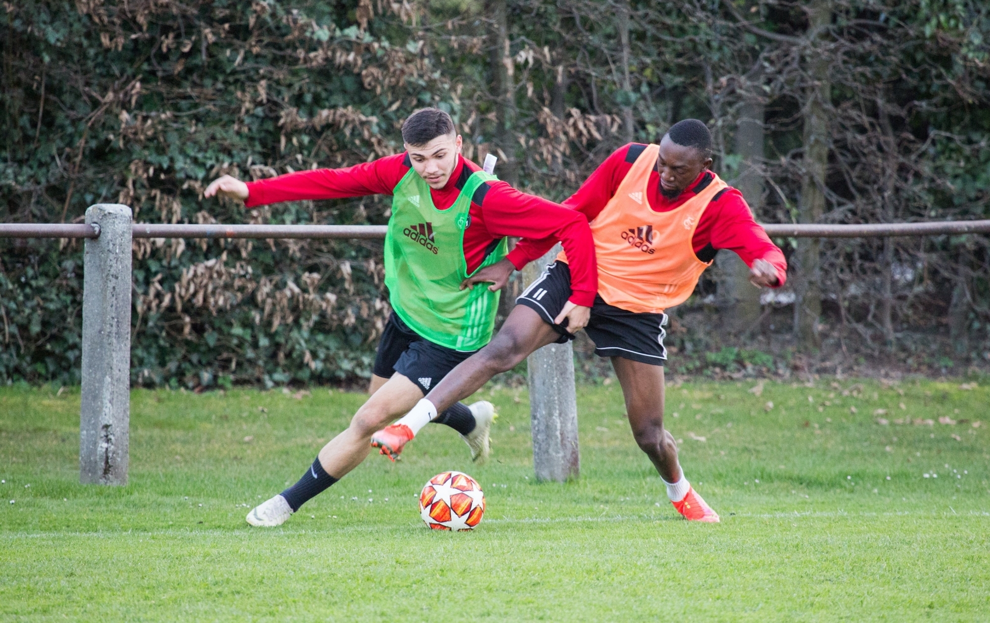 Andi Jasari et Jonathan Lima ne se ménagent pas dans les duels lors des séances d'entraînement de la première équipe du FC Monthey.