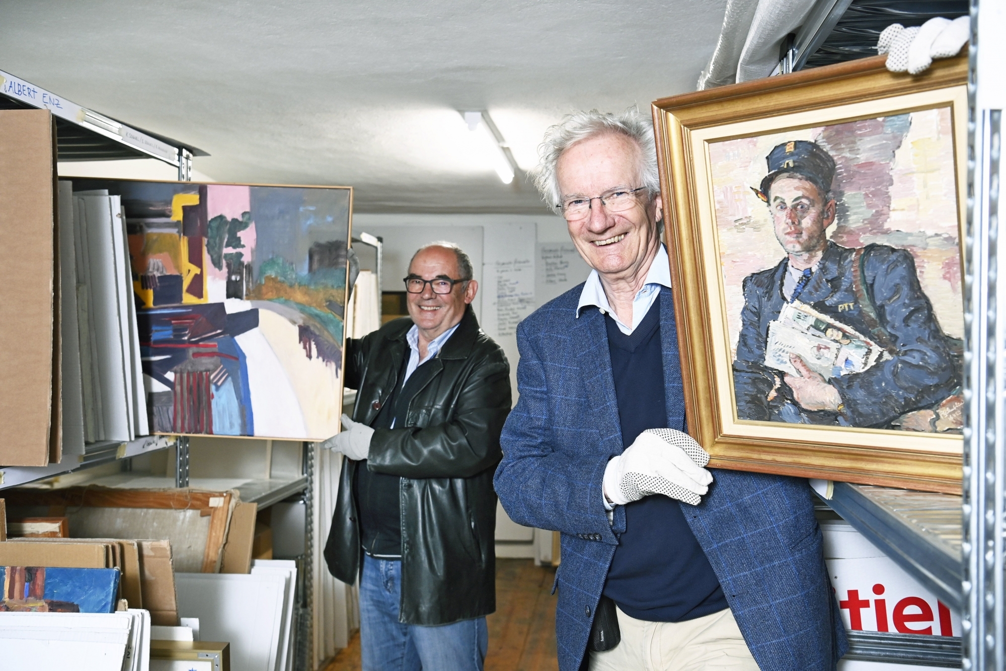 Walter Tschopp (à gauche) et Jean Menthonnex présentent quelques-uns des tableaux de la fondation.