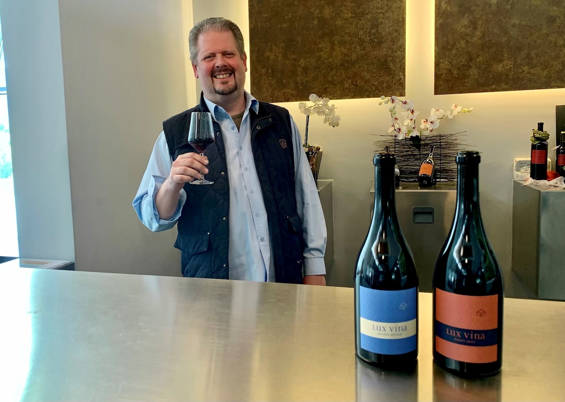 Christian Gfeller, l'oenologue des Domaines Chevaliers à Salquenen, heureux de voir la gamme Lux Vina notée à plus de 90 points chez Parker.