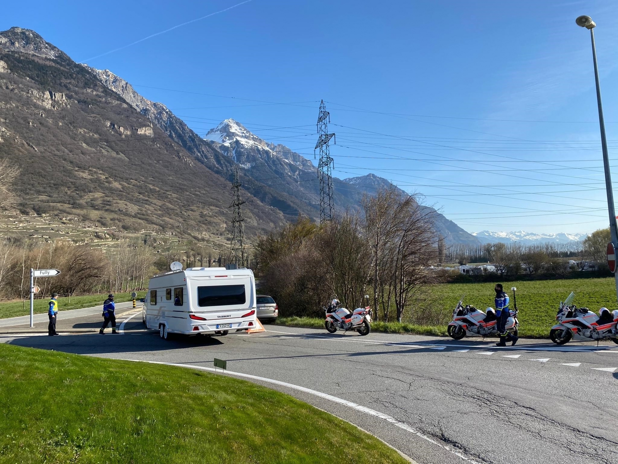 L'aire de transit des gens du voyage de Martigny est restée sous haute surveillance ce lundi matin.