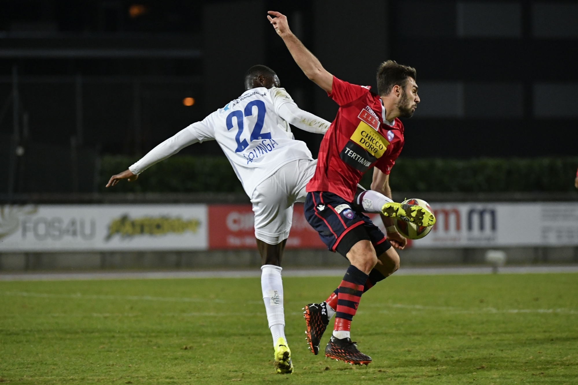 Kreshnik Hajrizi anticipe l'action d'Yvan Alounga lors du huitième de finale de la Coupe de Suisse entre le FC Chiasso et le FC Lucerne.