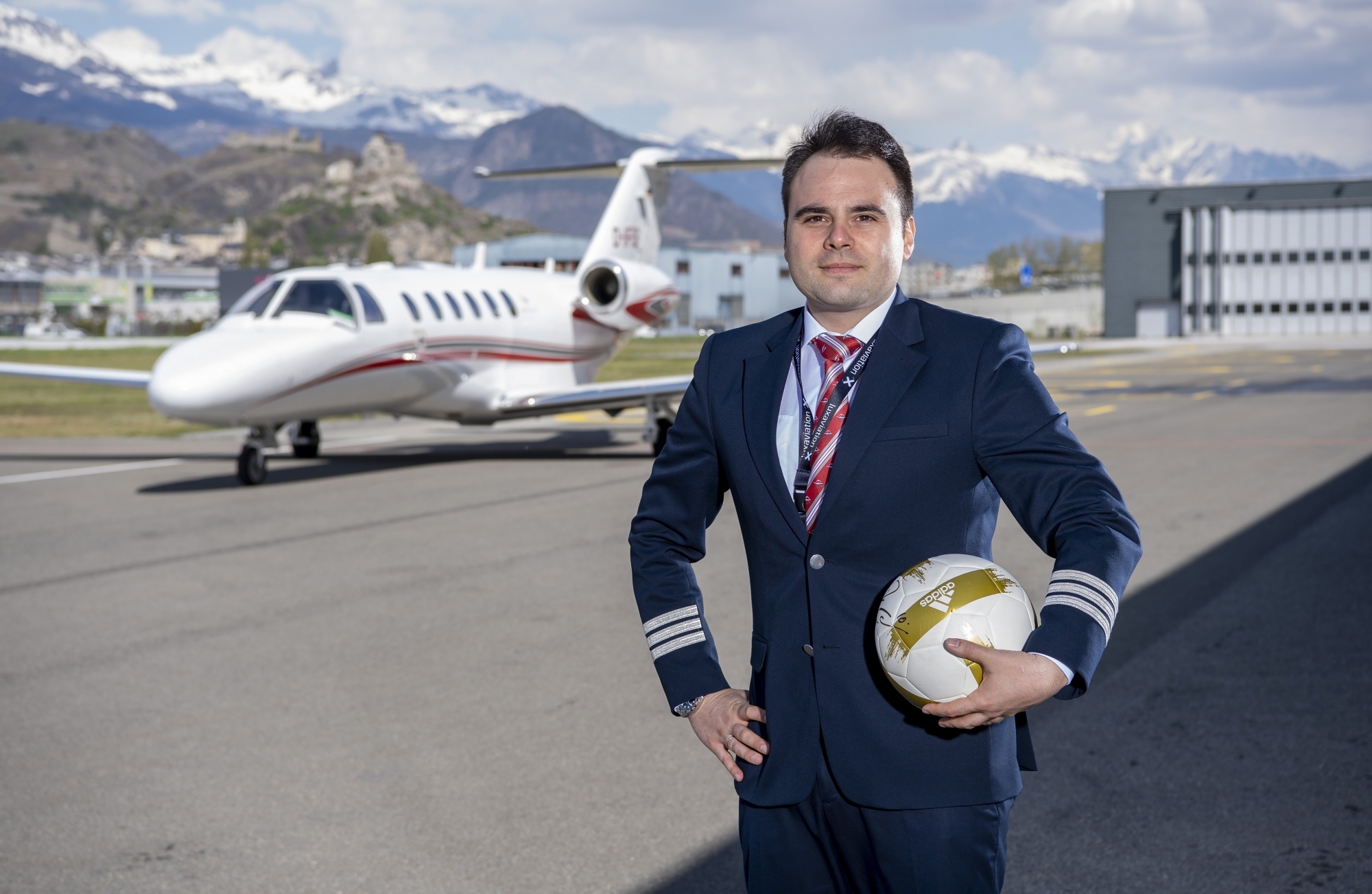 Emilian Toma, pilote, a créé sa plateforme de réservation de jets privés destinés aux footballeurs.