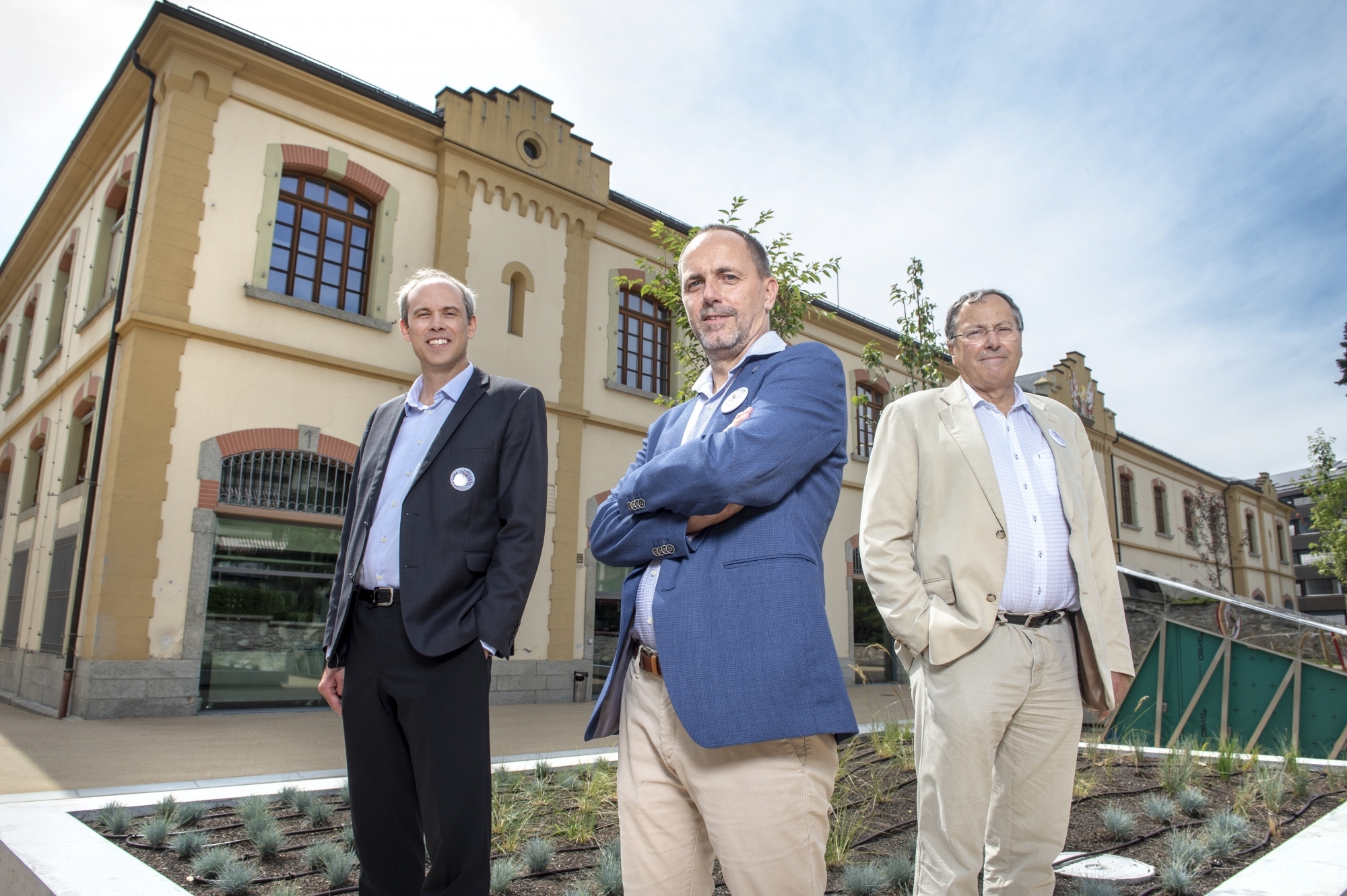 Damian Elsig (au centre) avec Alain Dubois, archiviste cantonal, et Jacques Cordonier, ancien chef du Service cantonal de la culture, lors de l'inauguration du site des Arsenaux en août 2019.