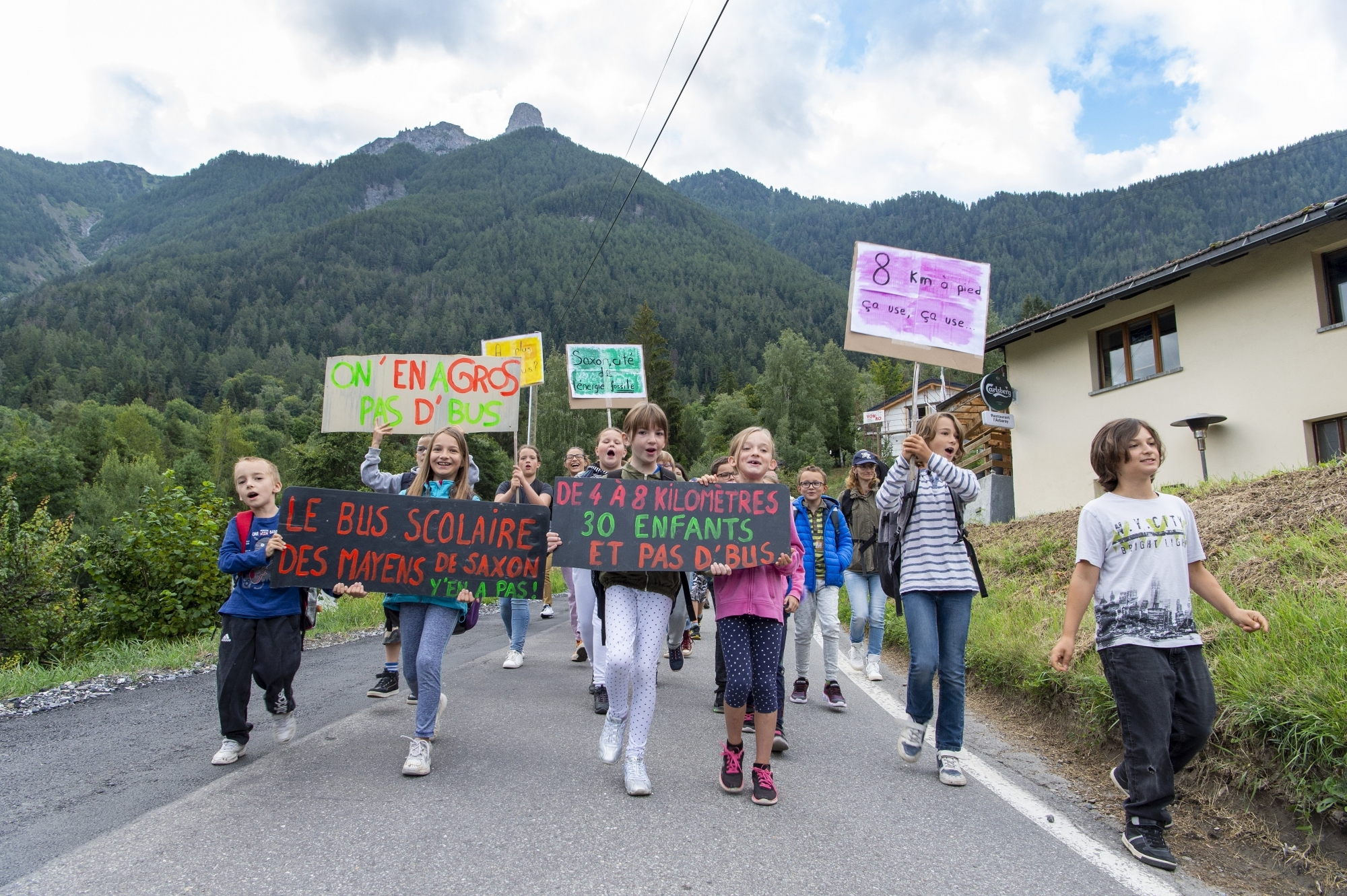 Le 18 août dernier, les parents, élèves et habitants des Mayens de Saxon manifestaient pour réclamer le retour d'un bus scolaire.