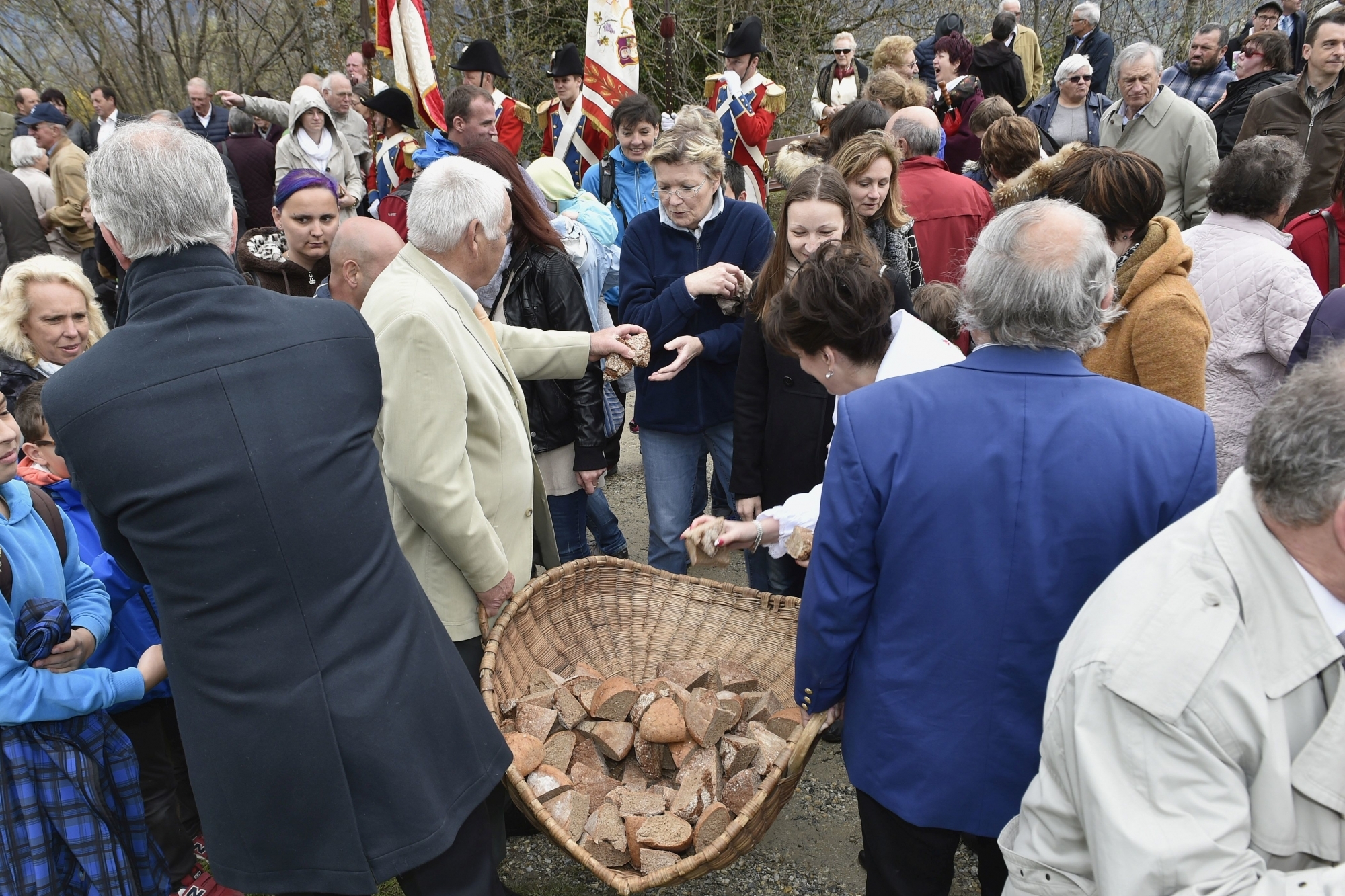 D'ordinaire, à la Saint-Georges, le Conseil communal distribue le pain.