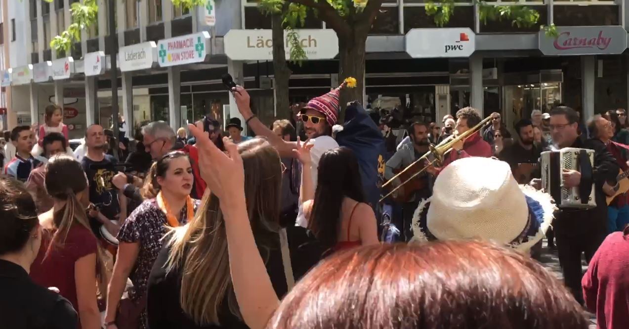 La manifestation s'est déroulée dans une ambiance festive. La police régionale est intervenue vers 11 heures 30 et les 200 personnes se sont dispersées dans le calme.