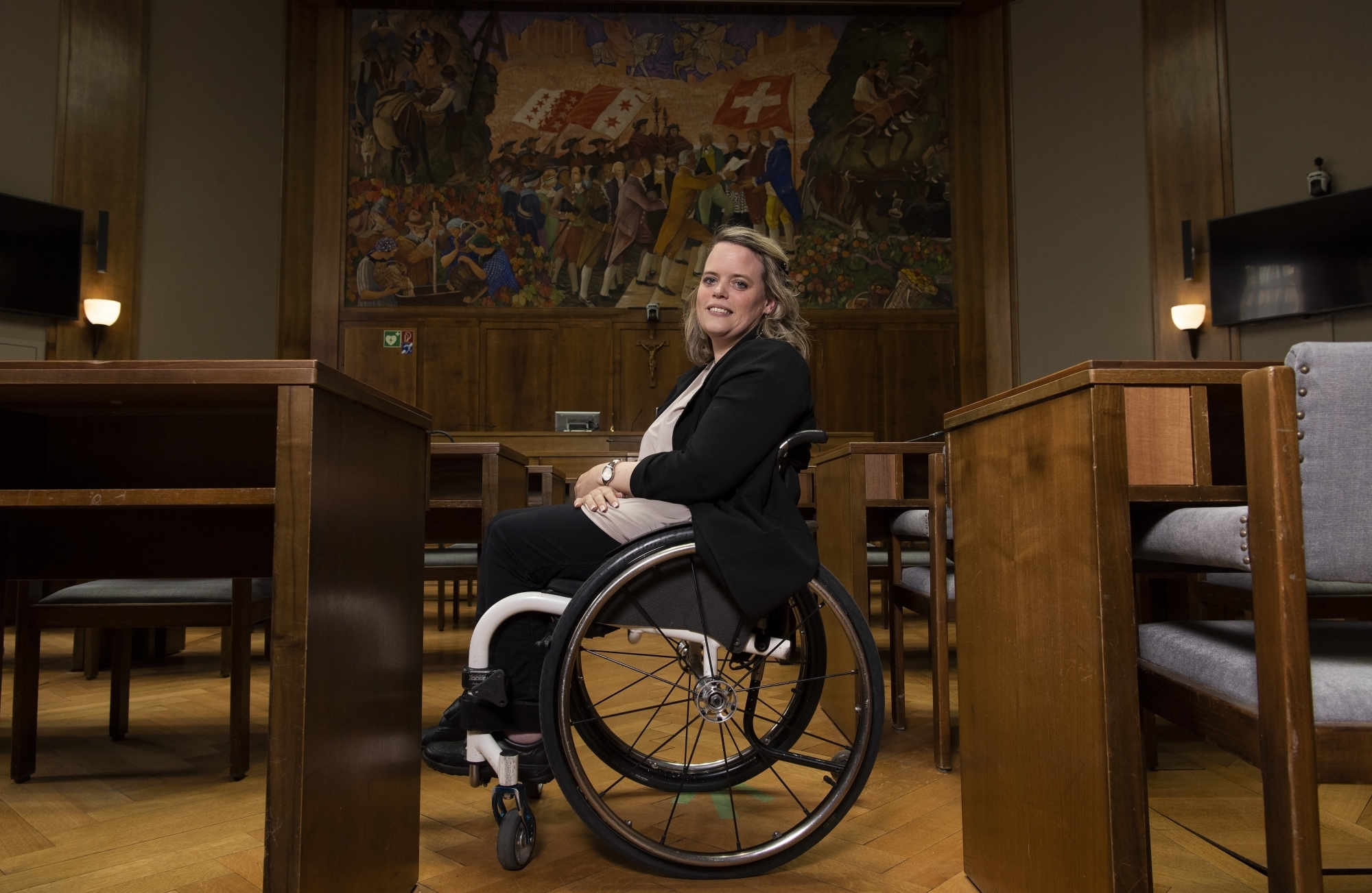 Maud Theler connaît bien la salle du Grand Conseil à Sion pour y avoir siégé lors des séances du Conseil général sédunois, de 2016 à 2020. Elle a d'ailleurs fait installer une rampe permettant aux personnes en chaise roulante d'accéder au perchoir.