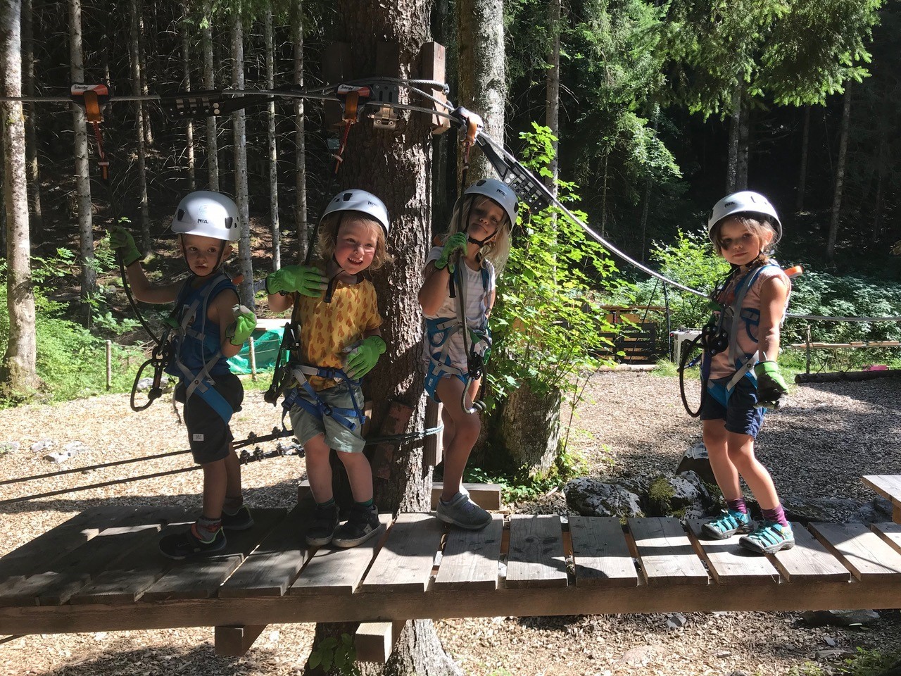 A l'Organic Adventure Park, l'accrobranche est accessible sans limite de poids ou d'âge, ce qui permet de vivre ces moments en famille.