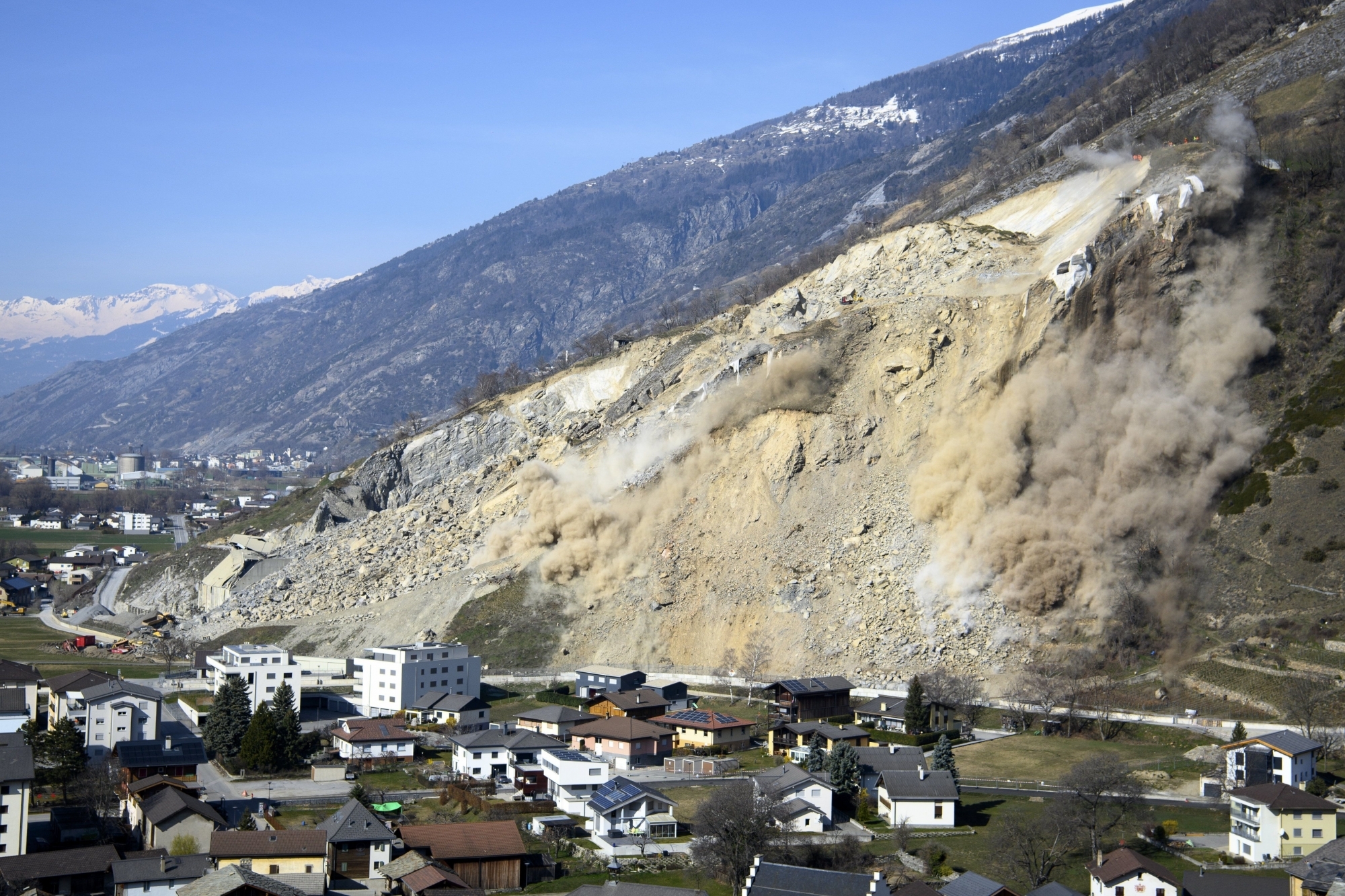 La falaise dominant le village de Rarogne a été dynamitée, après l'éboulement de janvier.
