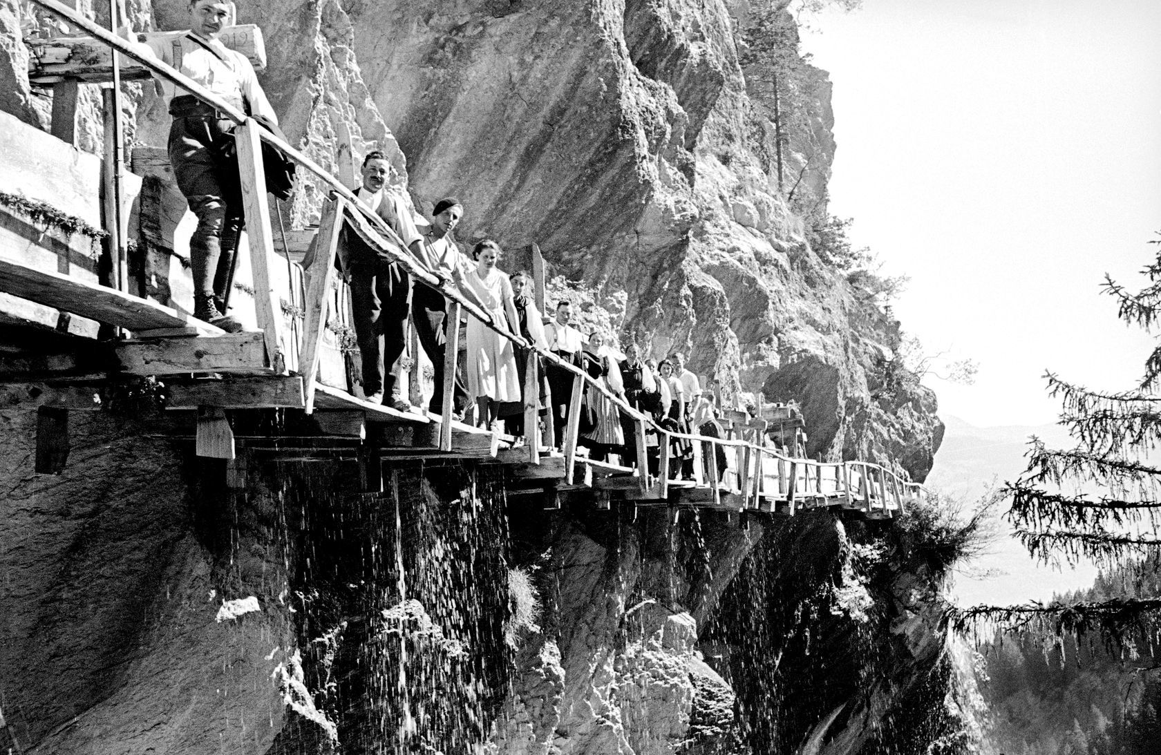 Photo réalisée à la paroi du Sapin du bisse de Savièse en 1934 ou 1935.