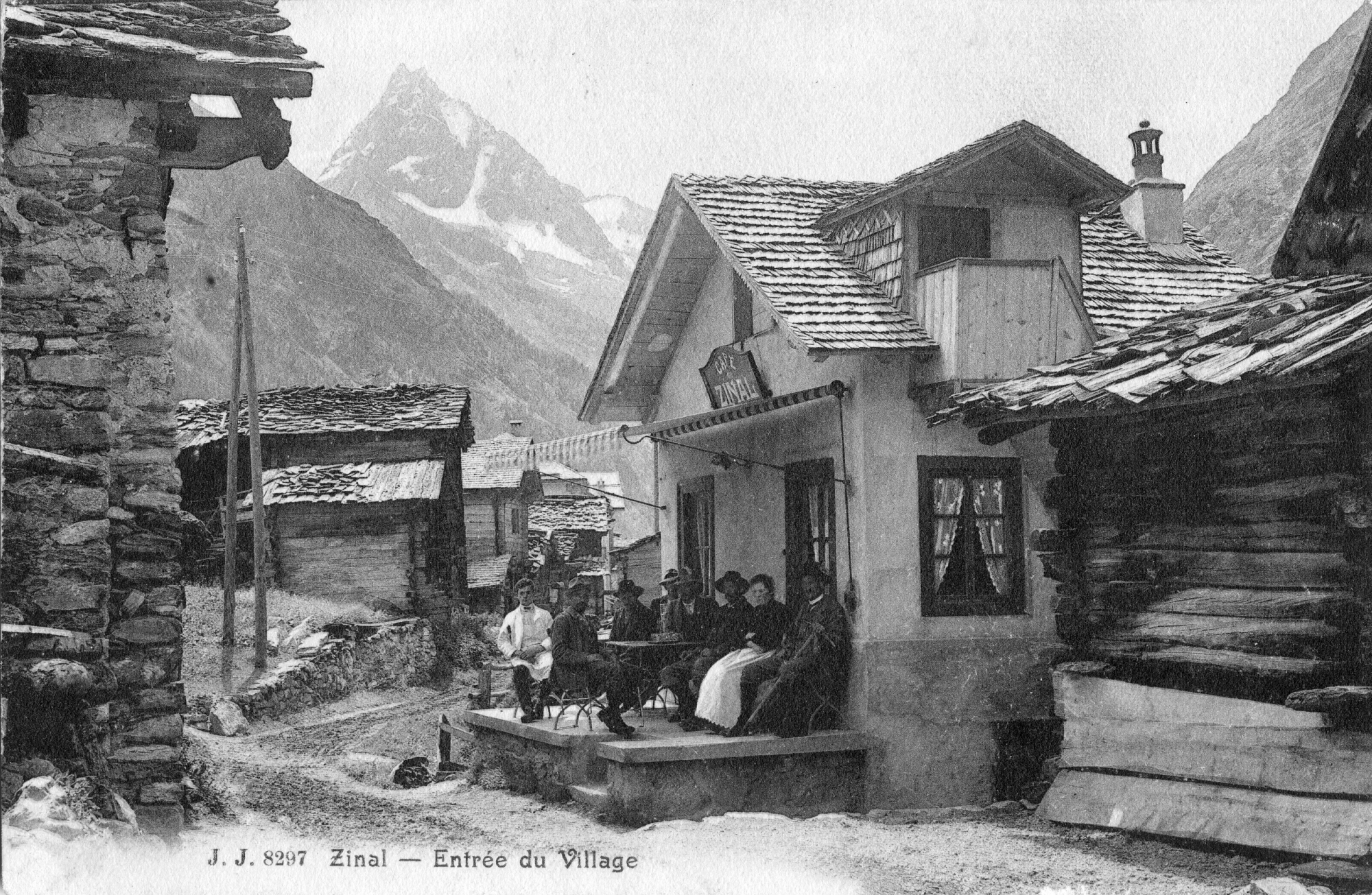 Zinal, ici sur une carte postale datant de 1900 environ, l'un des villages à découvrir lors de visites qui font le lien entre le passé et le présent.