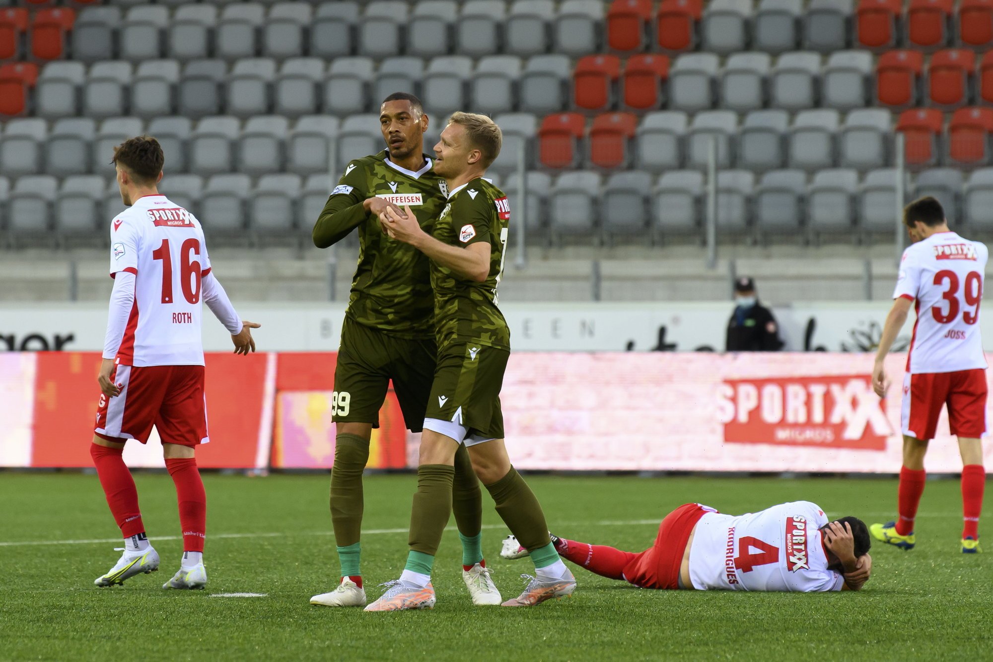 Gaëtan Karlen et Guillaume Hoarau se congratulent après le premier but inscrit par le Réunionnais pour le FC Sion lors du match contre le FC Thoune jeudi.