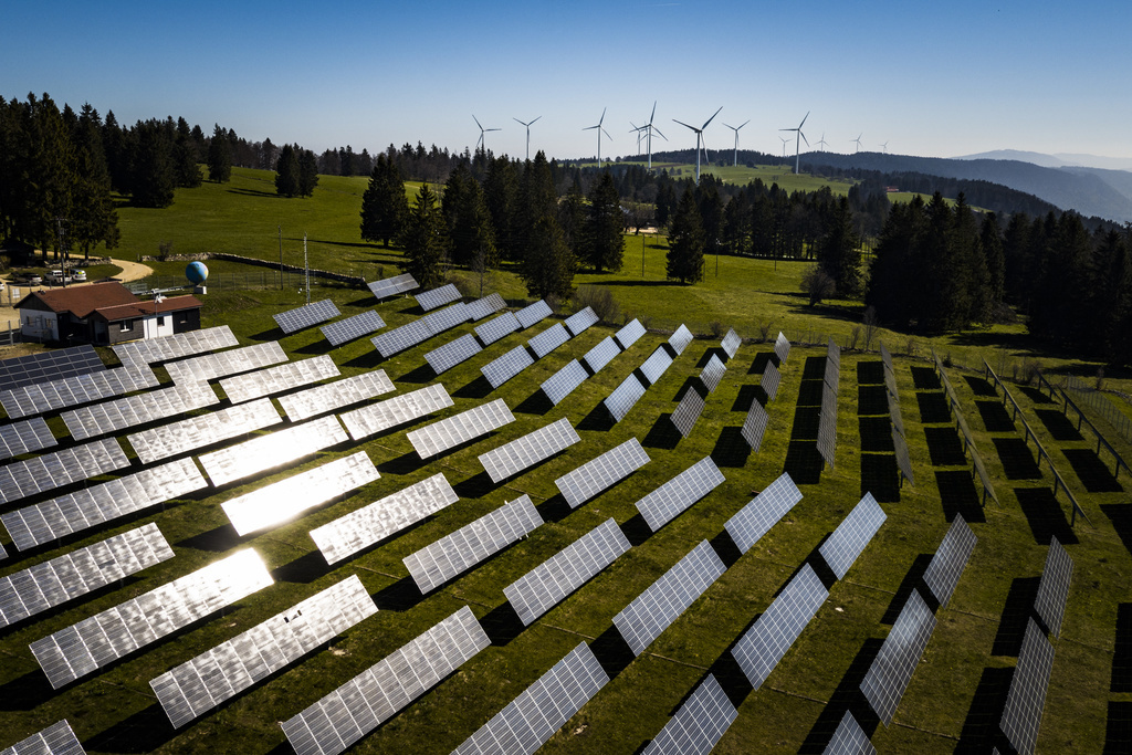 Les grandes installations photovoltaïques seront encouragées par le biais d’appels d’offres publics. 