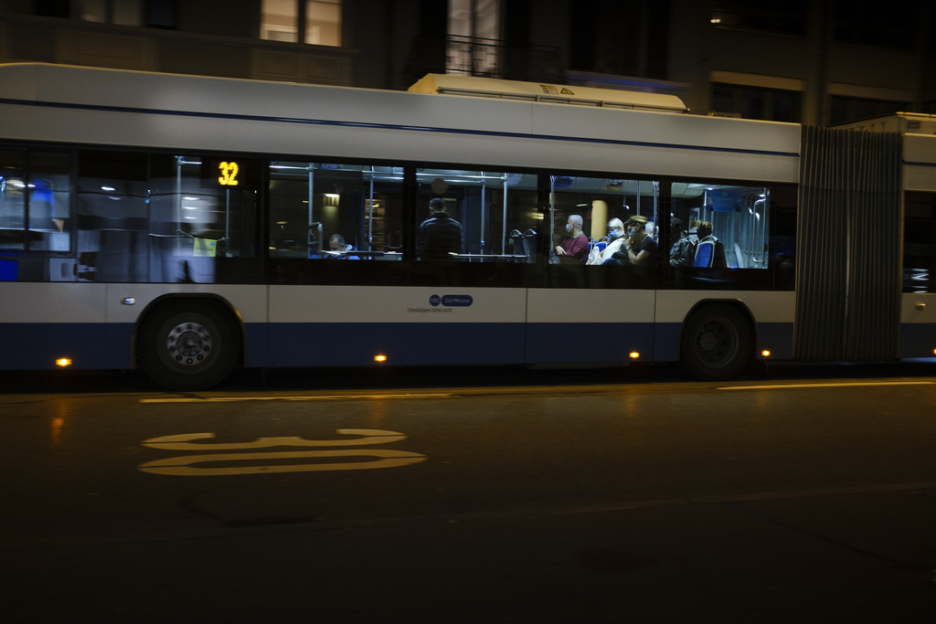 Les trains et bus de nuit avaient été suspendus en novembre dernier, à la suite de la décision du Conseil fédéral ordonnant la fermeture des établissements à 23h00. (illustration)