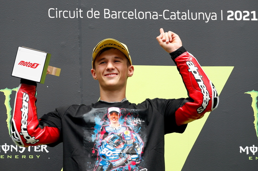 Sur le podium, l'Espagnol Sergio Garcia portait un T-shirt en hommage au pilote fribourgeois Jason Dupasquier.