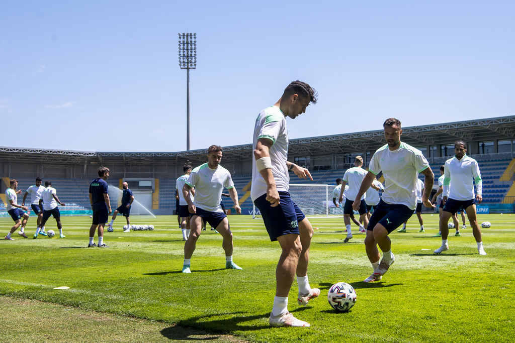 Xherdan Shaqiri, Granit Xhaka, Haris Seferovic et Ricardo Rodriguez, de gauche à droite, en action lors d'une séance d'entraînement à Bakou.