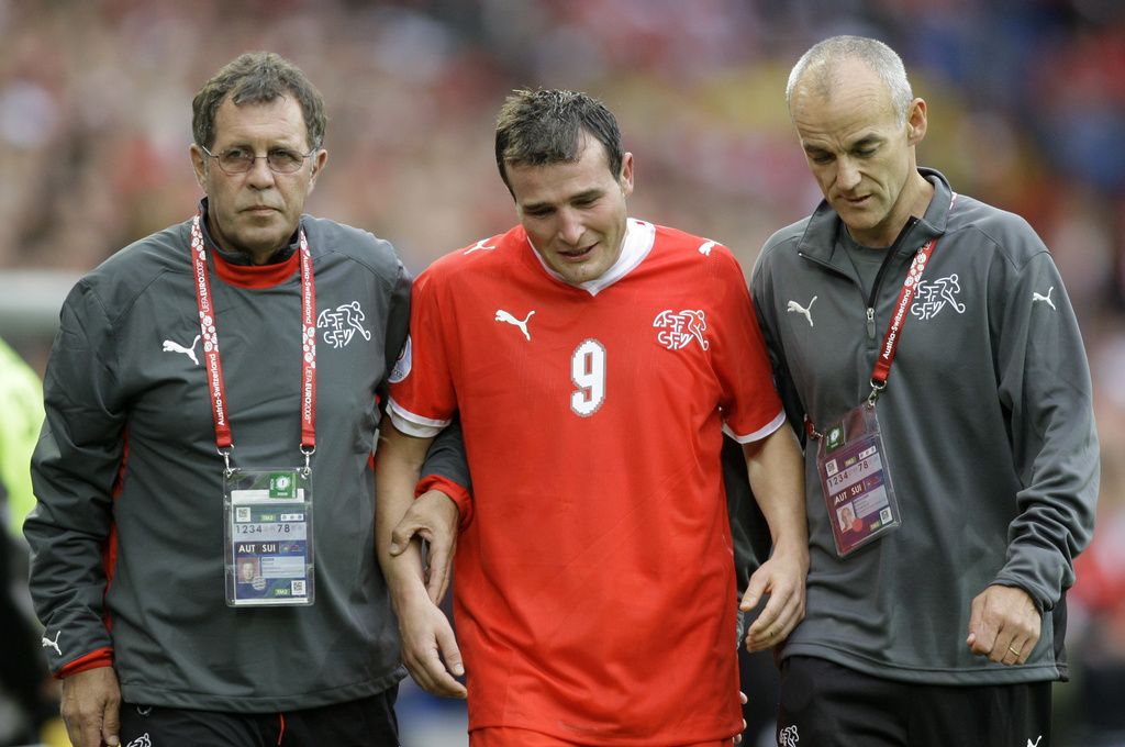 Alex Frei en larmes sort du terrain sur blessure pour le premier match de la Suisse lors de "son" Euro en 2008, tout un symbole pour la Nati dans cette compétition.