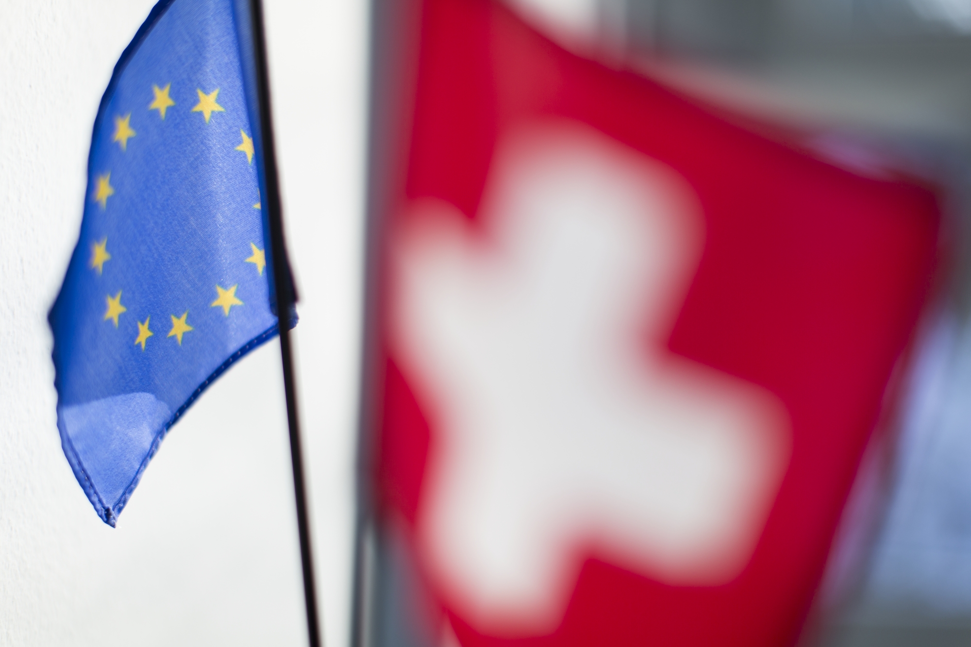 A Swiss and a European Union table flag, captured in an office space in Zurich, Switzerland on February 12, 2015. (KEYSTONE/Gaetan Bally)

Eine Schweizer und eine EU Tischfahne aufgenommen am 12. Februar 2015 in einem Buero in Zurich. (KEYSTONE/Gaetan Bally)