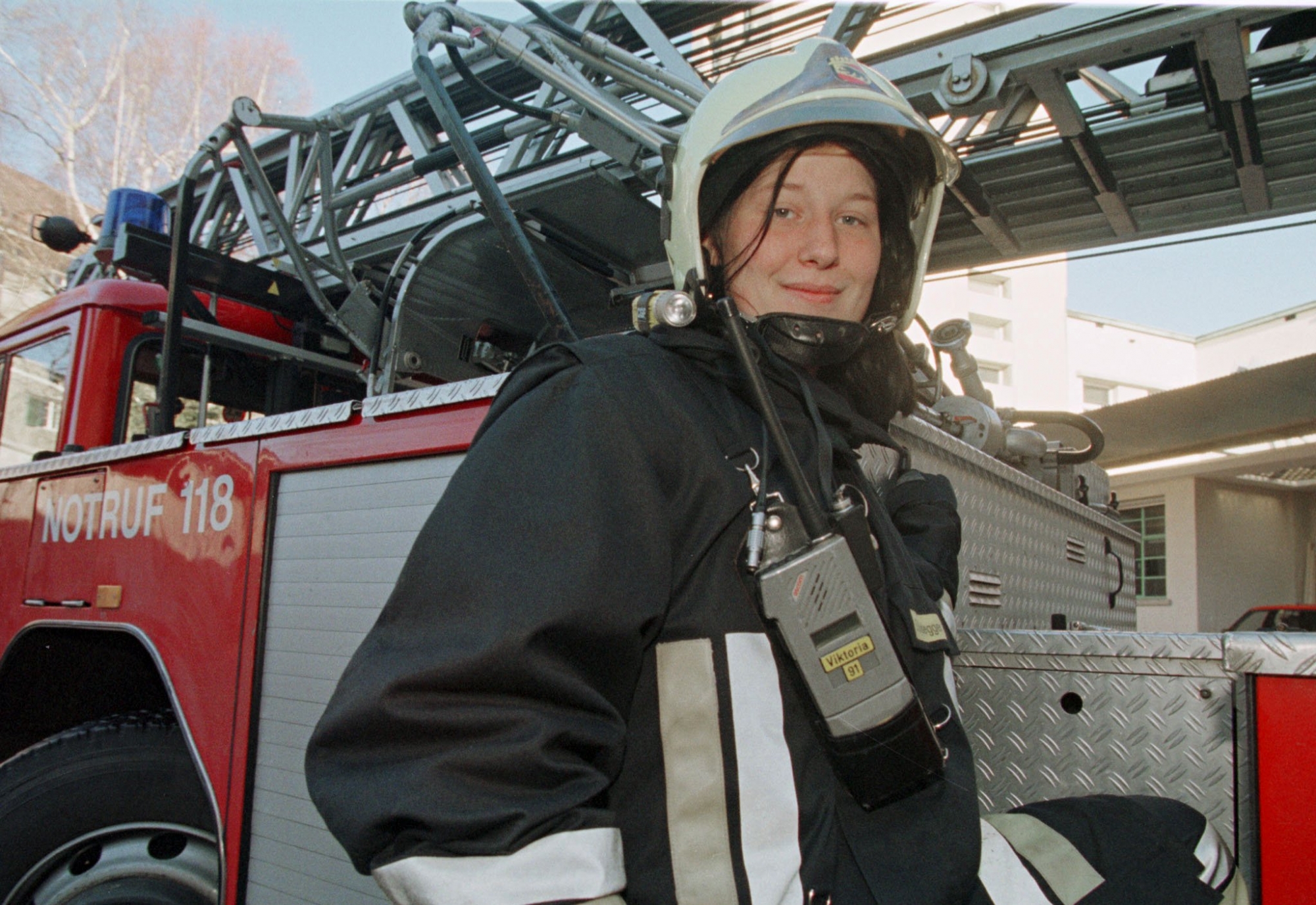 Die 21-jaehrige Feuerwehrfrau Sandra Nydegger aus Bern wird erstmals in der ueber 100-jaehrigen Geschichte der Nachtwache der Berufsfeuerwehr Bern als Frau in deren Reihe stehen. Im Bild Sandra Nydegger, am Dienstag, 29.Dezember 1998 in Bern, in voller Feuerwehrsmontur. (KEYSTONE/Edi Engeler)