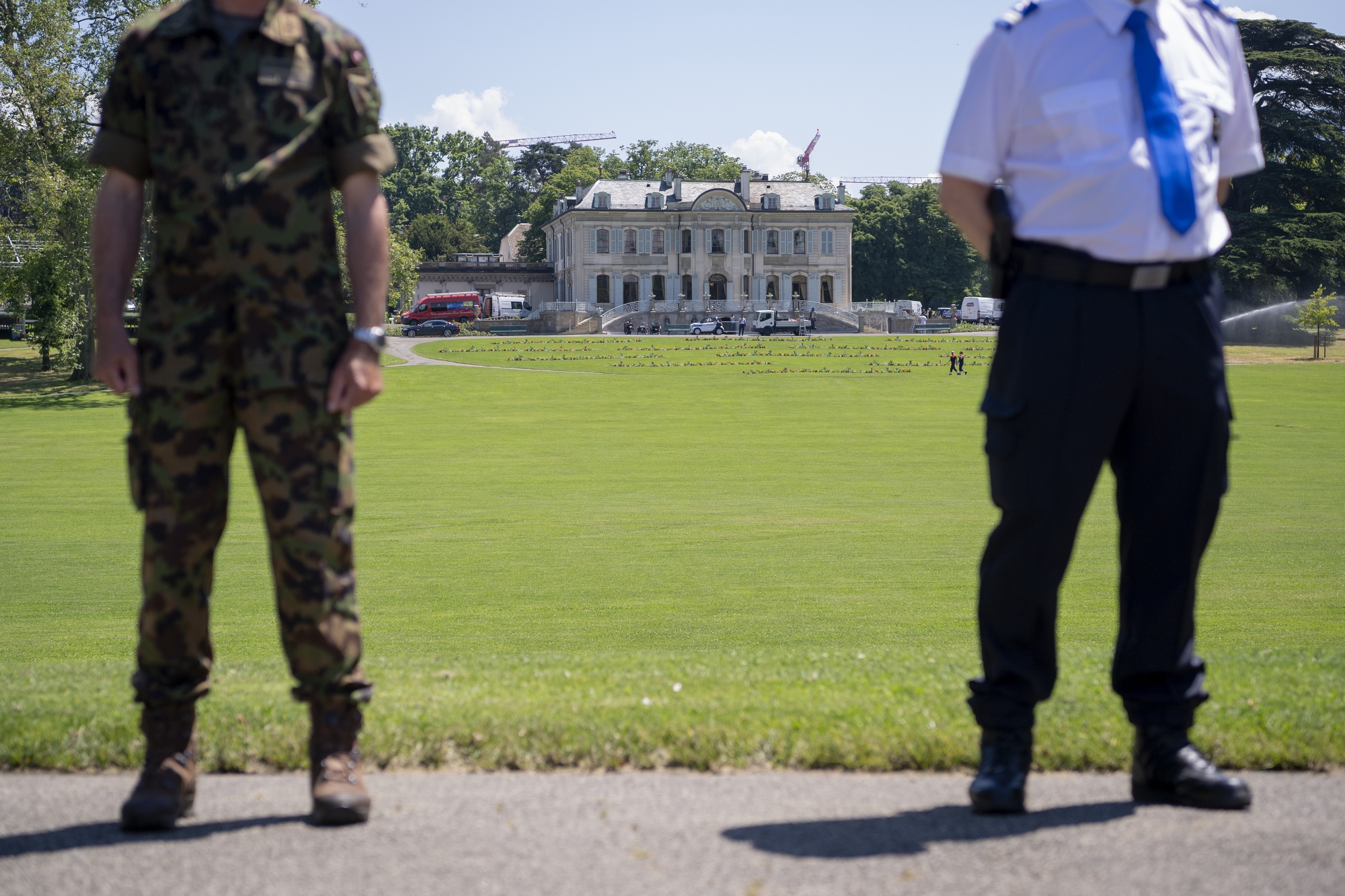 The villa La Grange is photographed between two people in uniforms one of the Swiss army, left and Geneva police on the right, in Geneva, Switzerland, on Friday, June 11, 2021. The "Villa La Grange" is the official venue for the meeting between US President Joe Biden and Russian Presidents Vladimir Poutine in Geneva, scheduled for June 16. (KEYSTONE/Martial Trezzini)