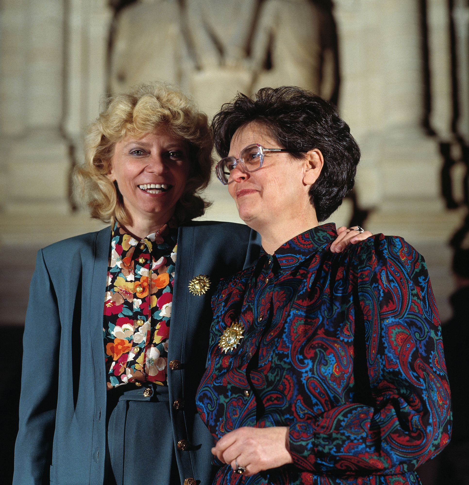 La conseillère nationale Christiane Brunner, à gauche, et la conseillère fédérale Ruth Dreifuss posent pour un portrait devant les trois Confédérés au Palais fédéral à Berne en 1993.