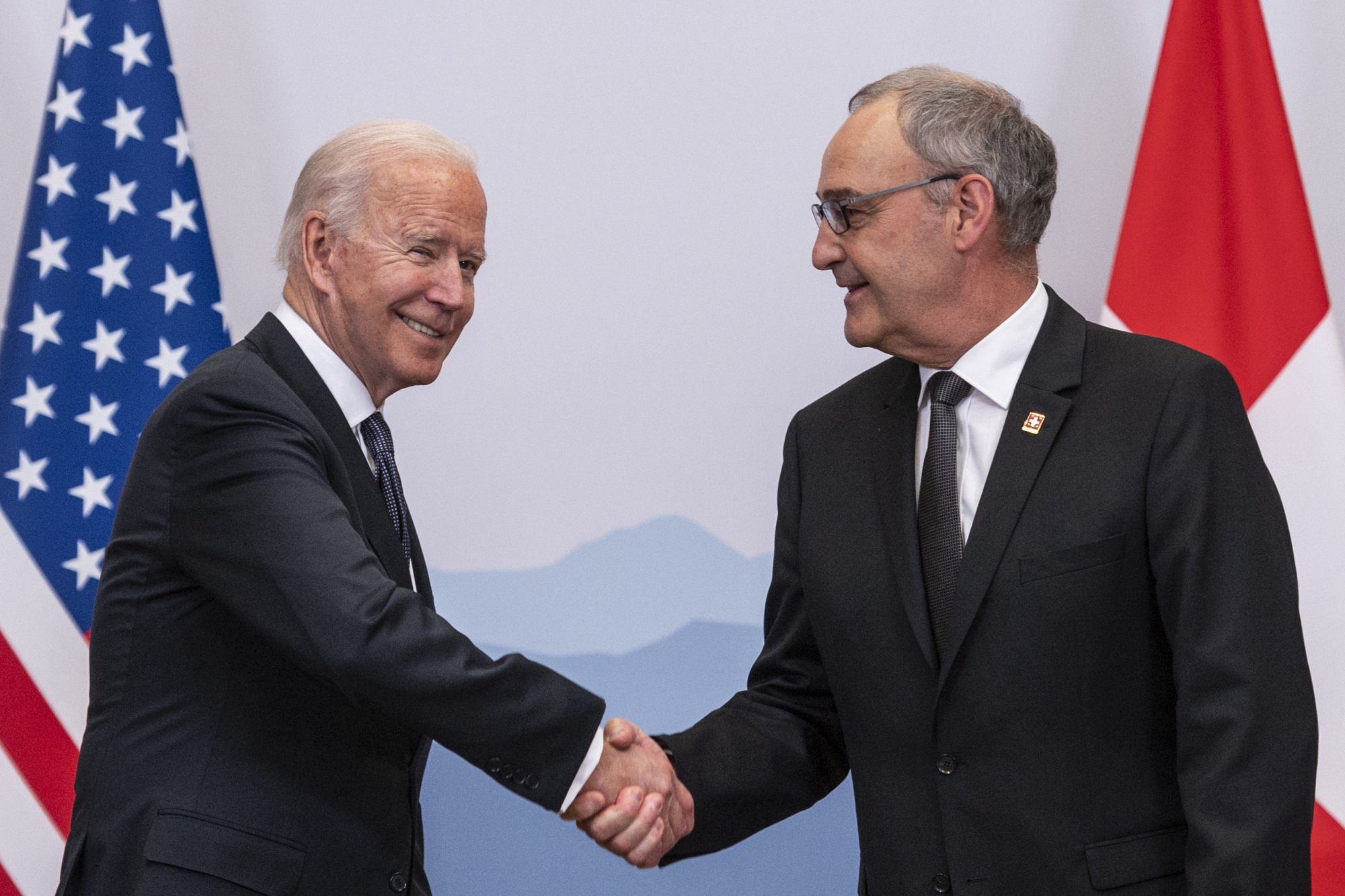 Swiss Federal president Guy Parmelin, right, greets US president Joe Biden, ahead of bilateral talks on the sidelines of the US - Russia summit in Geneva, Switzerland, Tuesday, June 15, 2021. The meeting between US President Joe Biden and Russian President Vladimir Putin is scheduled in Geneva for Wednesday, June 16, 2021. (KEYSTONE/POOL/Alessandro della Valle)