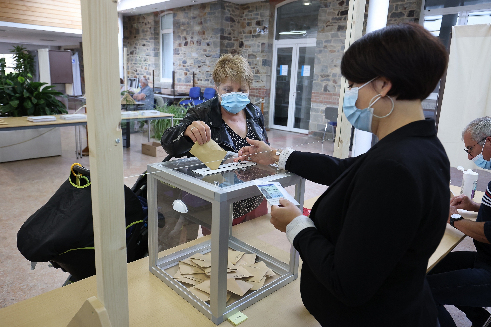 A woman cuts his ballot for the regional elections in Liffre, western France, Sunday, June 27, 2021. A decisive, second round of voting in regional elections in France on Sunday is being scrutinized as a litmus test of whether the anti-immigration far right is gaining in acceptability and electability ahead of the French presidential election next year. (AP Photo/David Vincent) Le Nouvelliste