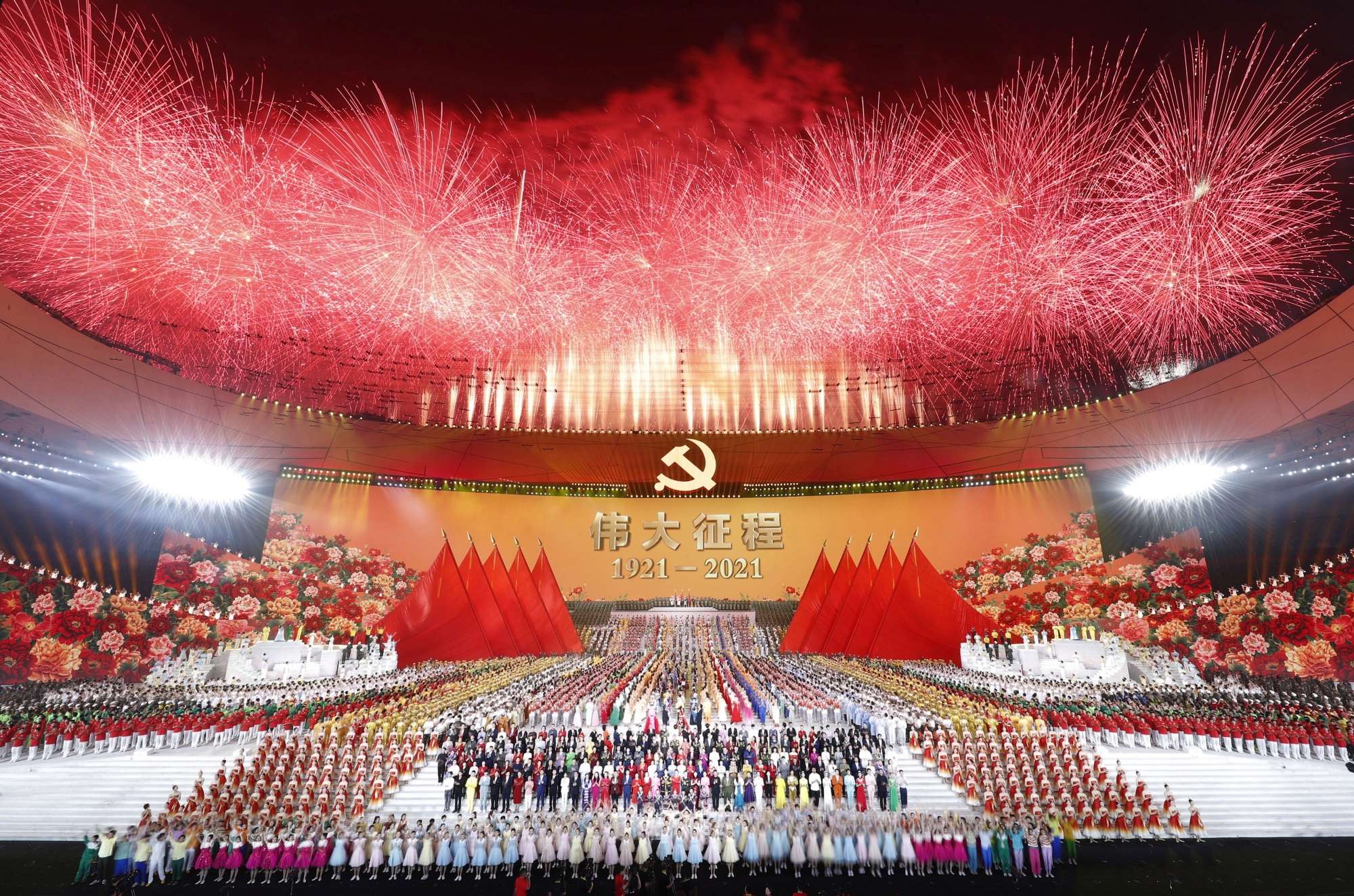 Des feux d’artifice tirés au-dessus du stade national lundi à Pékin, lors d’une performance artistique organisée pour célébrer le 100e anniversaire de la fondation du PCC.