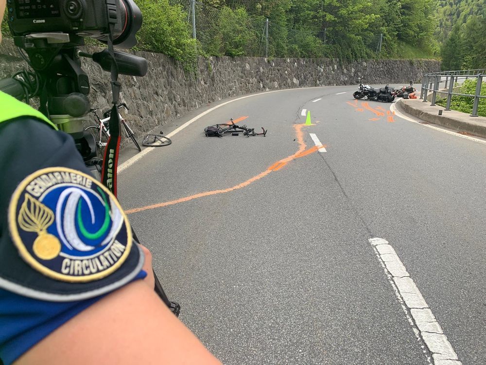 La route cantonale a été fermée plusieurs heures pour permettre l'intervention des secours et pour les besoins du constat.