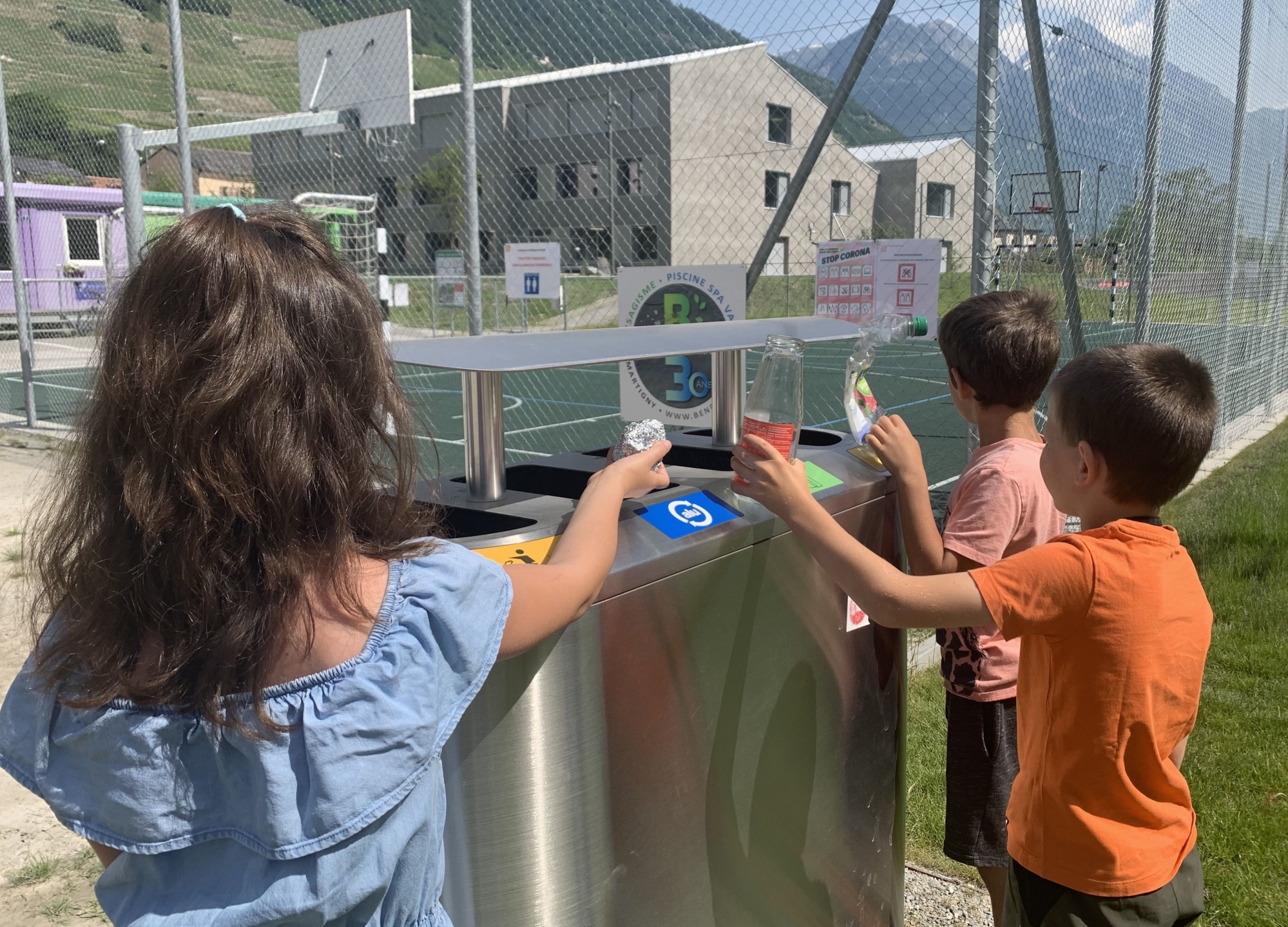 A Martigny-Combe, l'école primaire a mis en place un concept de récréations sans déchets. Les élèves ont ainsi pris l'habitude de ramasser et de trier leurs déchets.