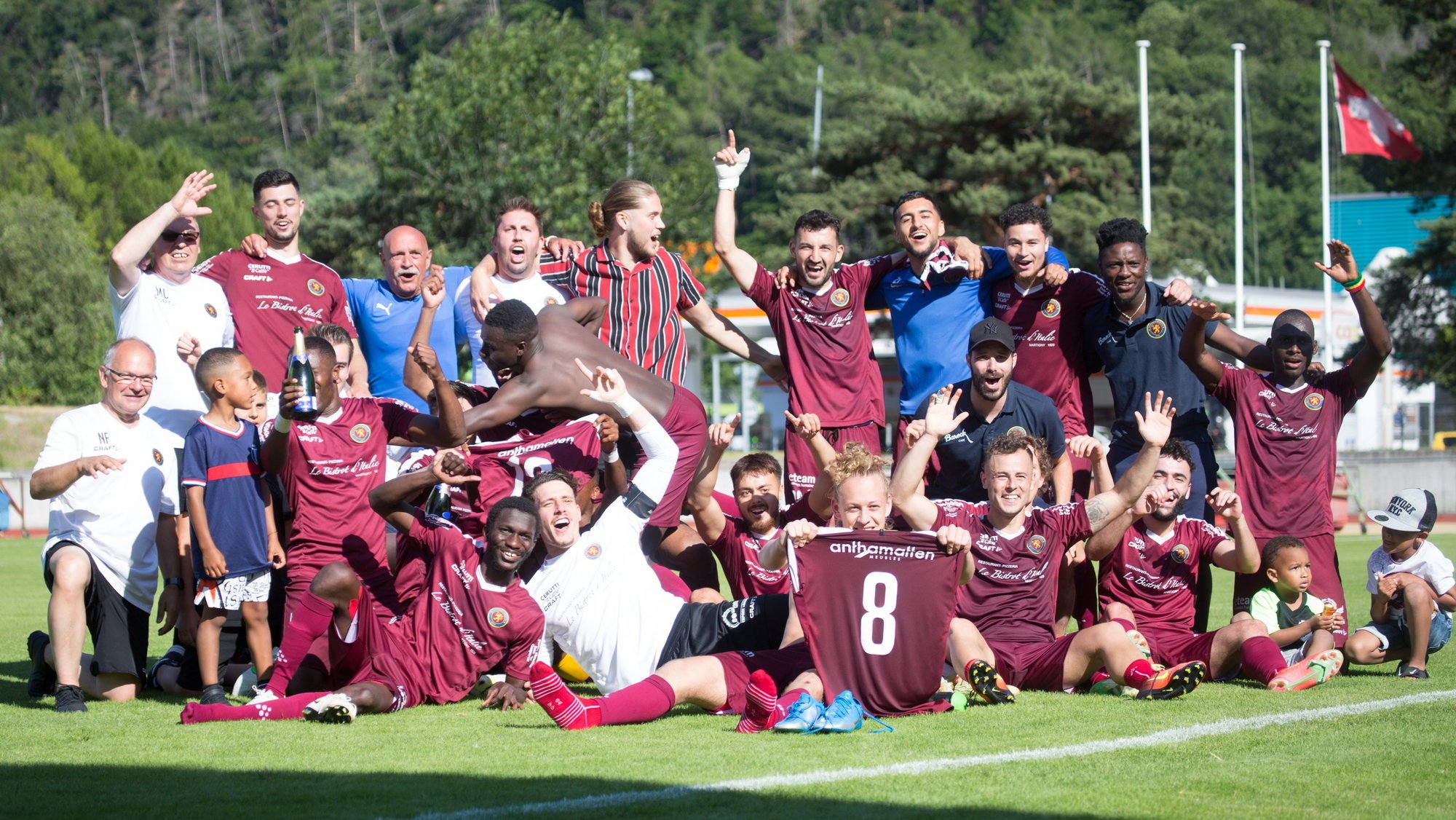 Les joueurs du Martigny-Sports célèbrent leur maintien en première ligue.