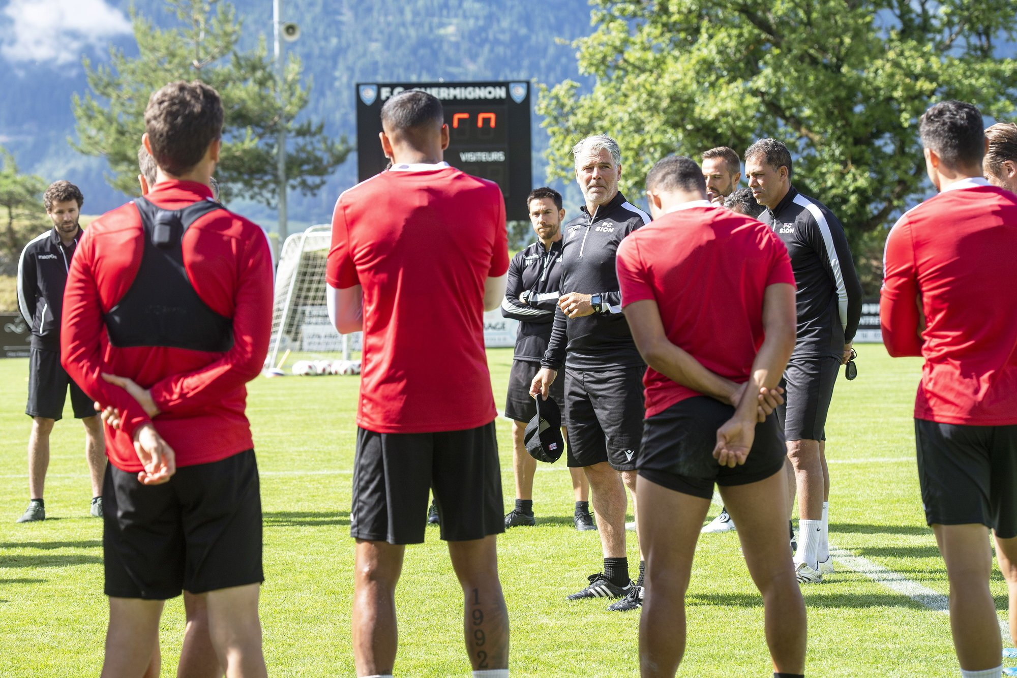 Les joueurs du FC Sion écoutent les consignes de leur entraîneur Marco Walker.