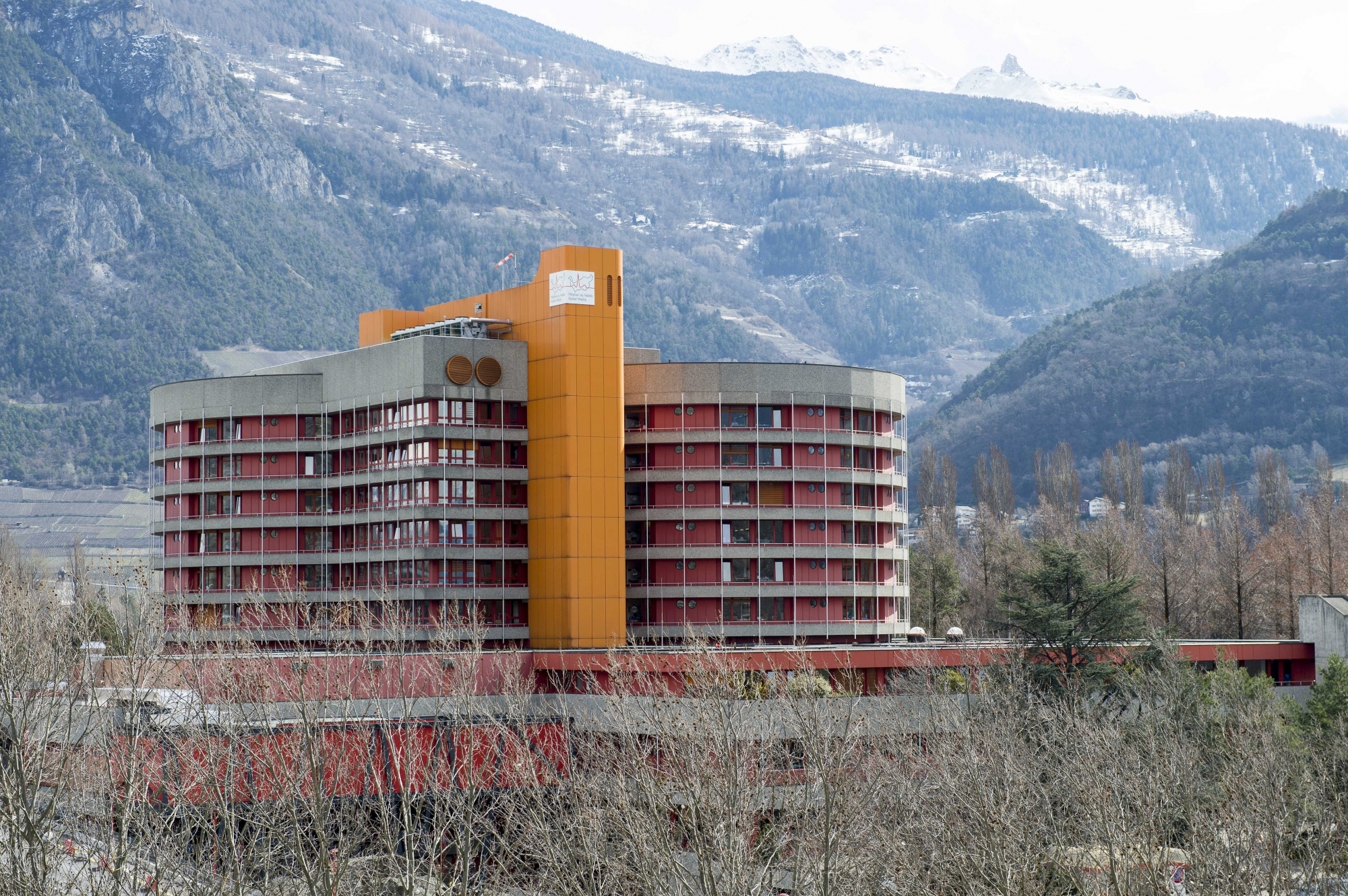 L'Hôpital du Valais assouplit son règlement des visites mais maintient ses cafétérias fermées au public.