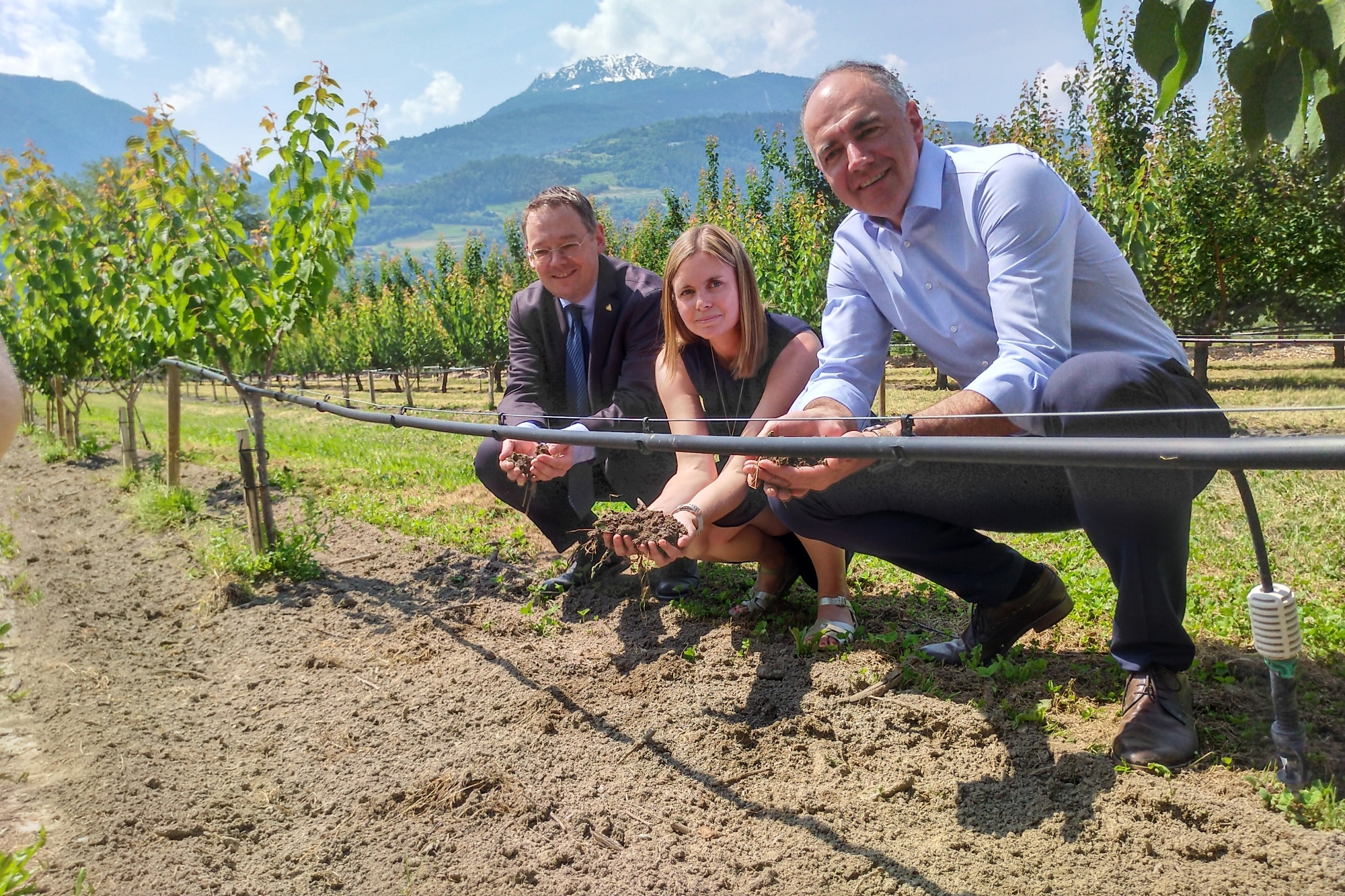 Les conseillers d'Etat Franz Ruppen et Christophe Darbellay entourent Christine Genolet-Leubin, présidente du Centre de compétence pour les sols en Valais.