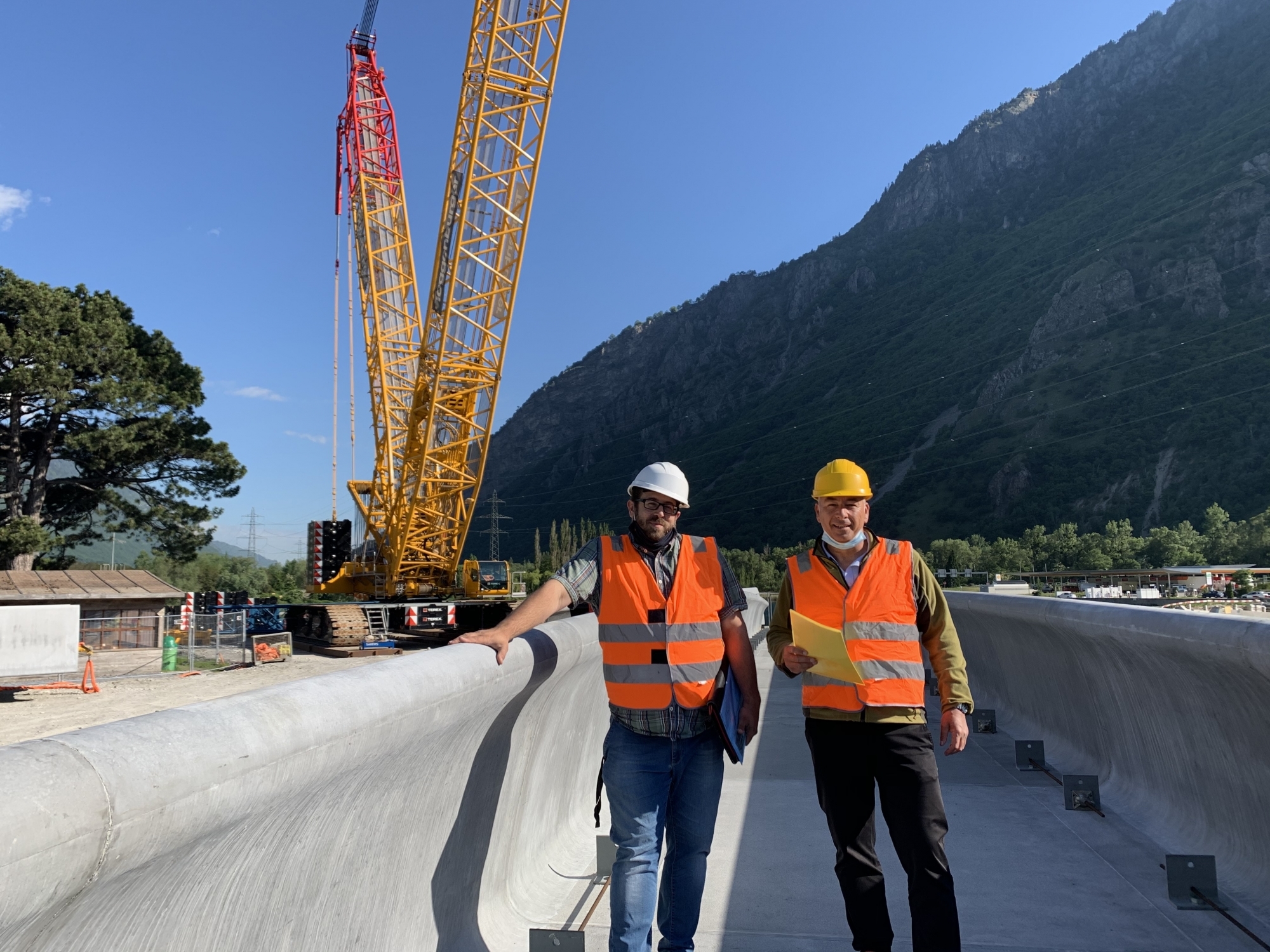 Le chef de l'arrondissement du Bas-Valais Sébastien Lonfat (à droite) et l'ingénieur Gianluca Gatti sur la nouvelle passerelle du Rosel qui sera bientôt mise en place.