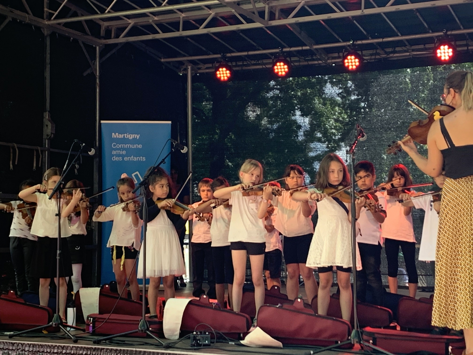 La cérémonie de remise du label de l'Unicef "Commune amie des enfants" à Martigny a été animée par des jeunes de la ville, à l'exemple de cette classe de violon.