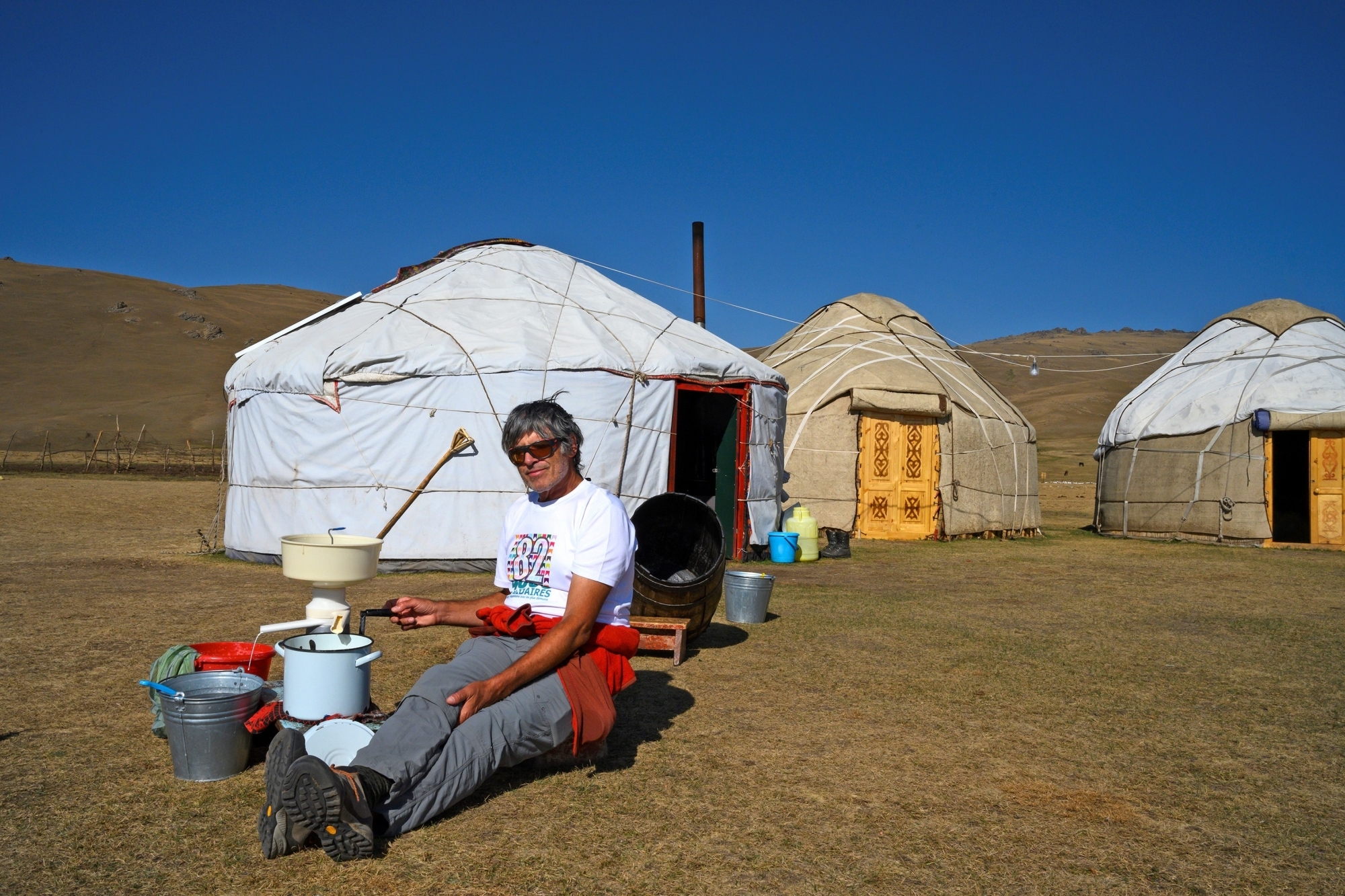 Durant quatre ans, François Perraudin découvre le Kirghizistan et ses vastes vallées. Il se tient ici devant une yourte, l'habitat des nomades.
