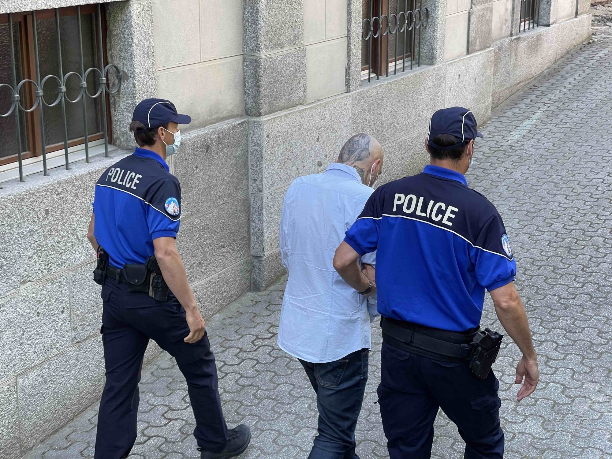 L'accusé à sa sortie du Palais de justice à Sion. Le parquet a requis dix ans de prison contre lui.