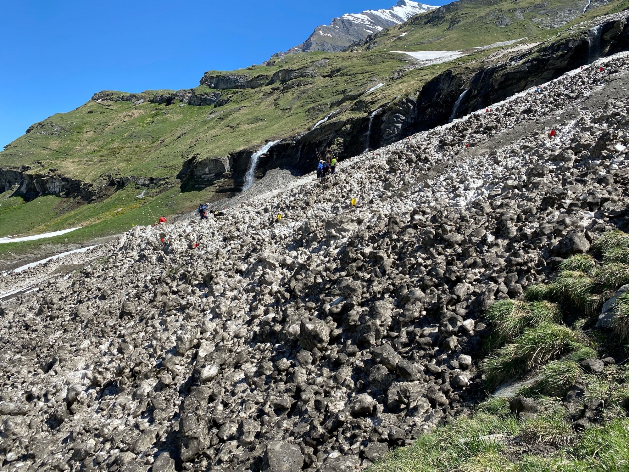 Le drame survenu à Mauvoisin rappelle que des avalanches peuvent dévaler des pentes en été et se retrouver au milieu de la végétation.