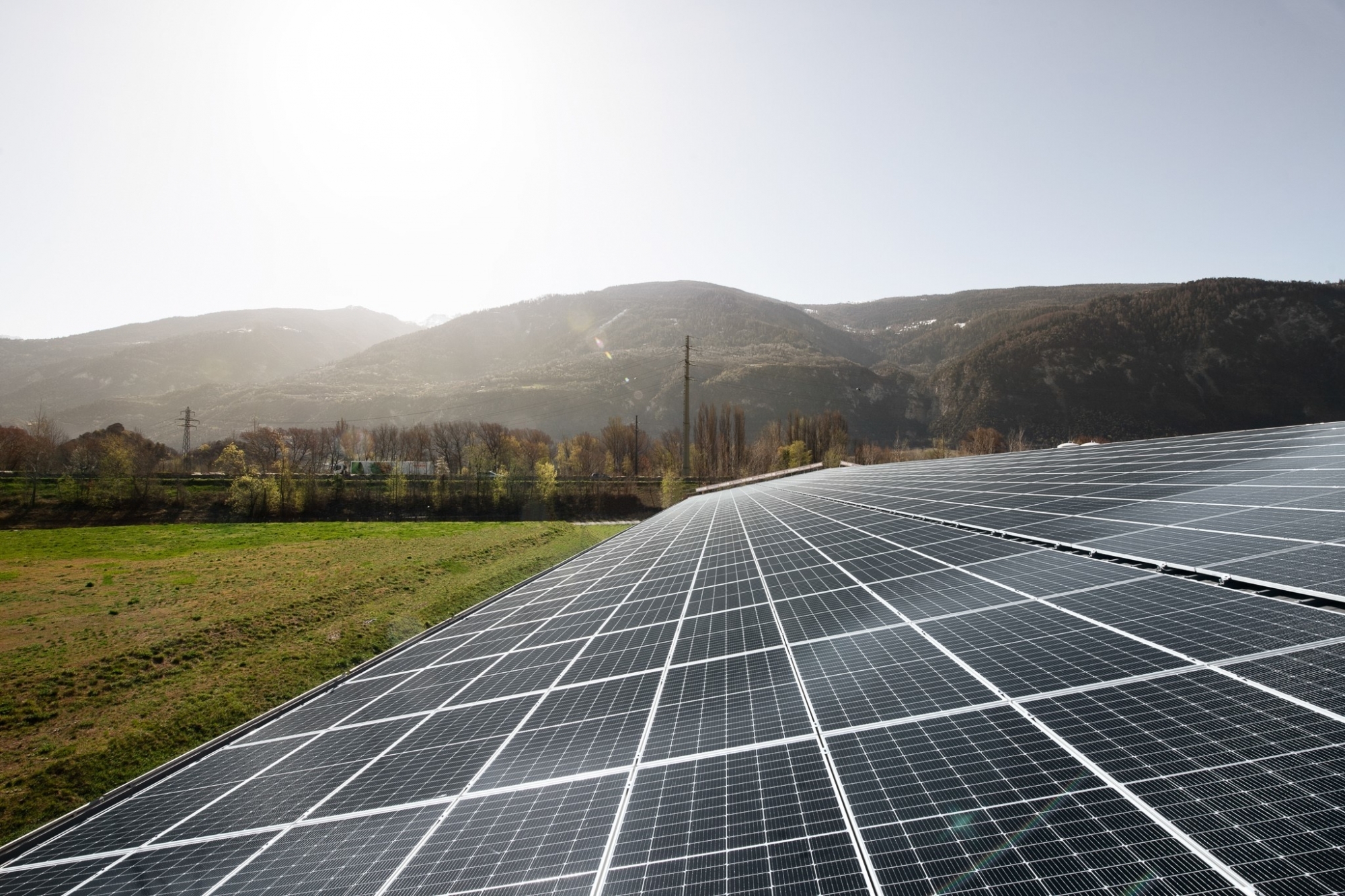 Oiken s'engage dans la production d'énergie solaire.
