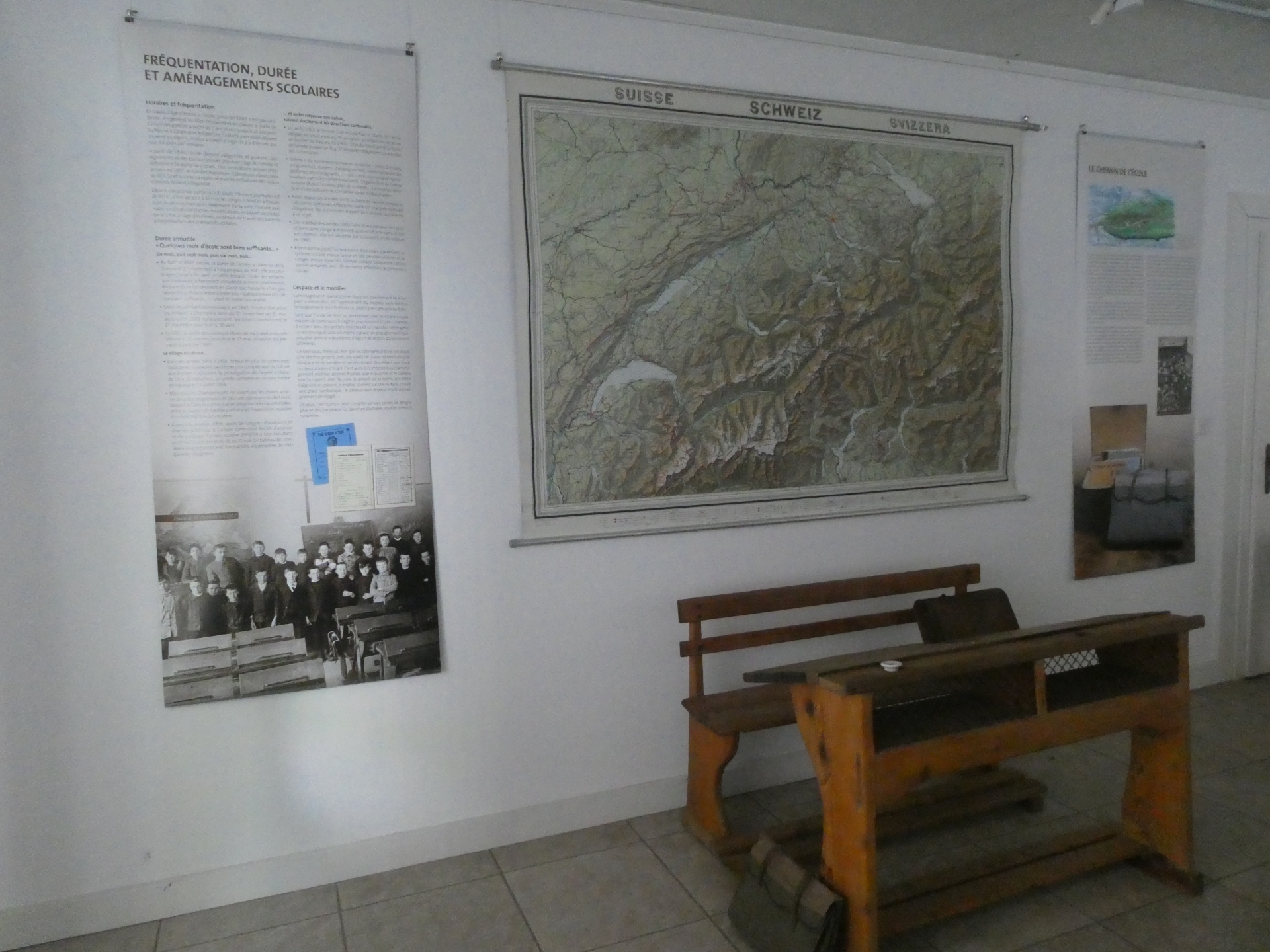 Documents et panneaux enrichissent la visite ainsi que des objets d'époque, comme ce vieux banc d'école.