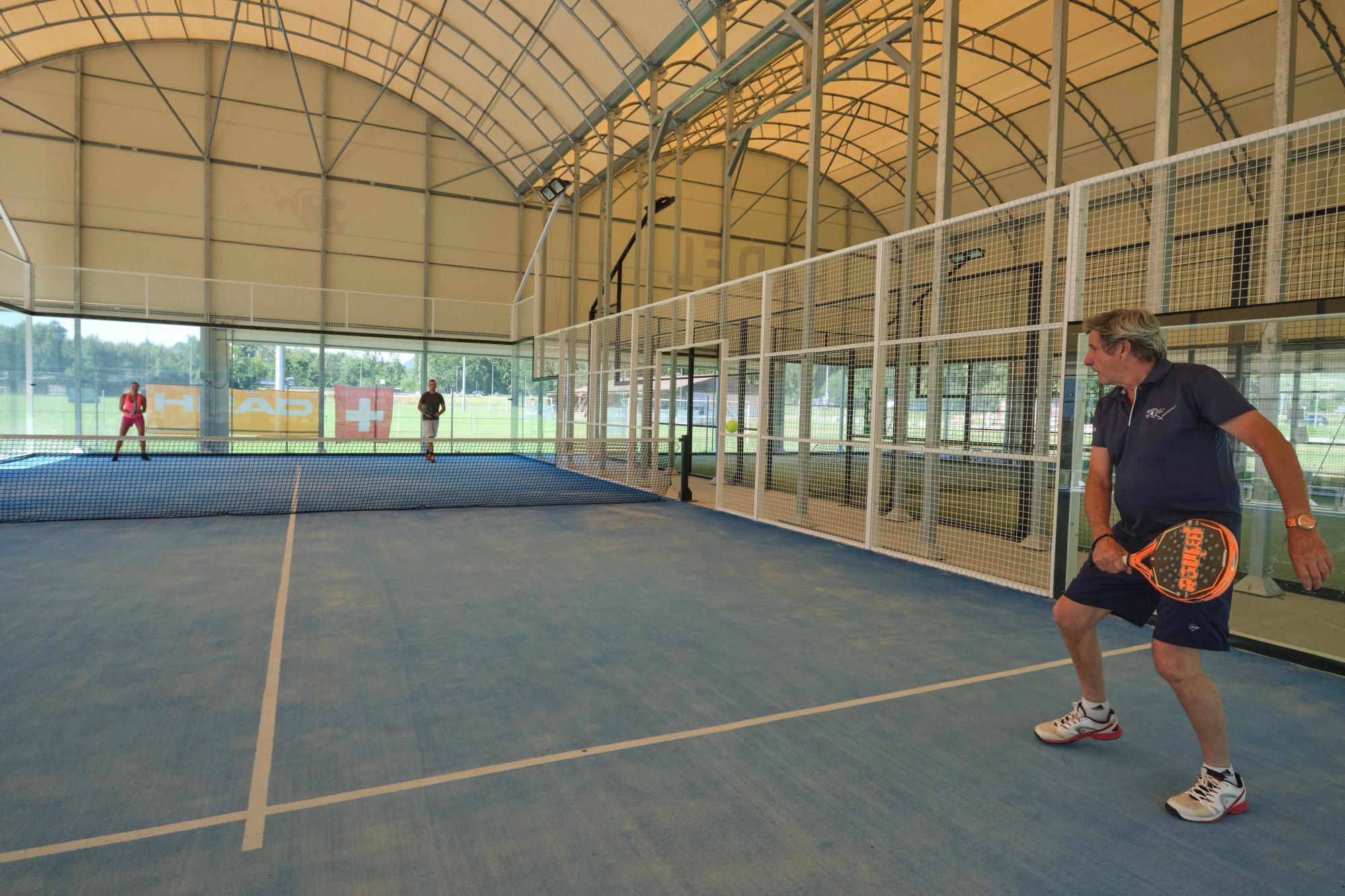 Un court de tennis dans une cage: le padel gagne en notoriété, comme ici à Aigle.