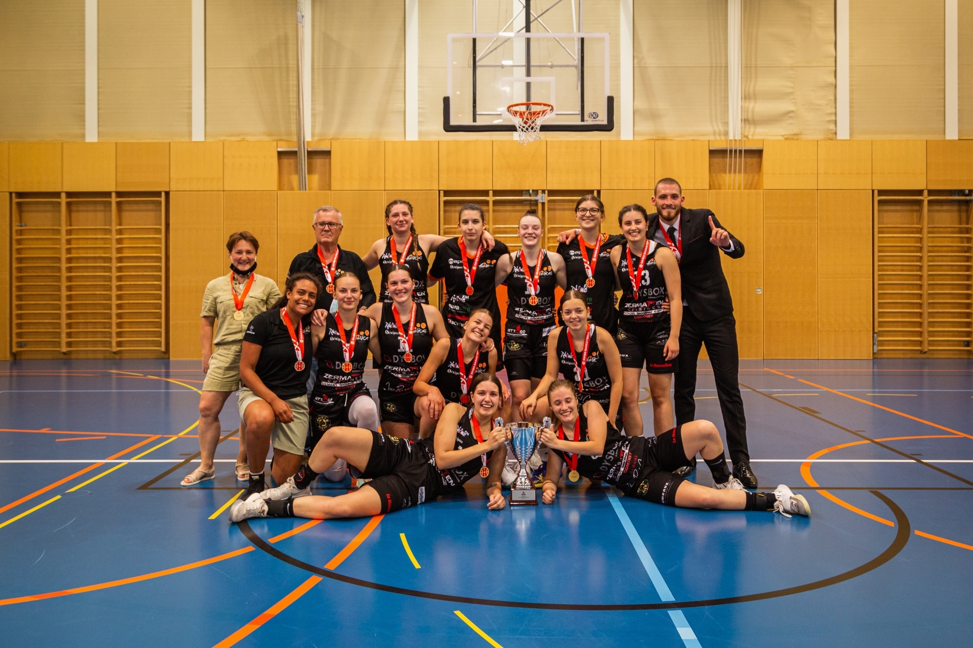 Les Vétrozaines affichaient un large sourire au moment de poser avec le trophée. 