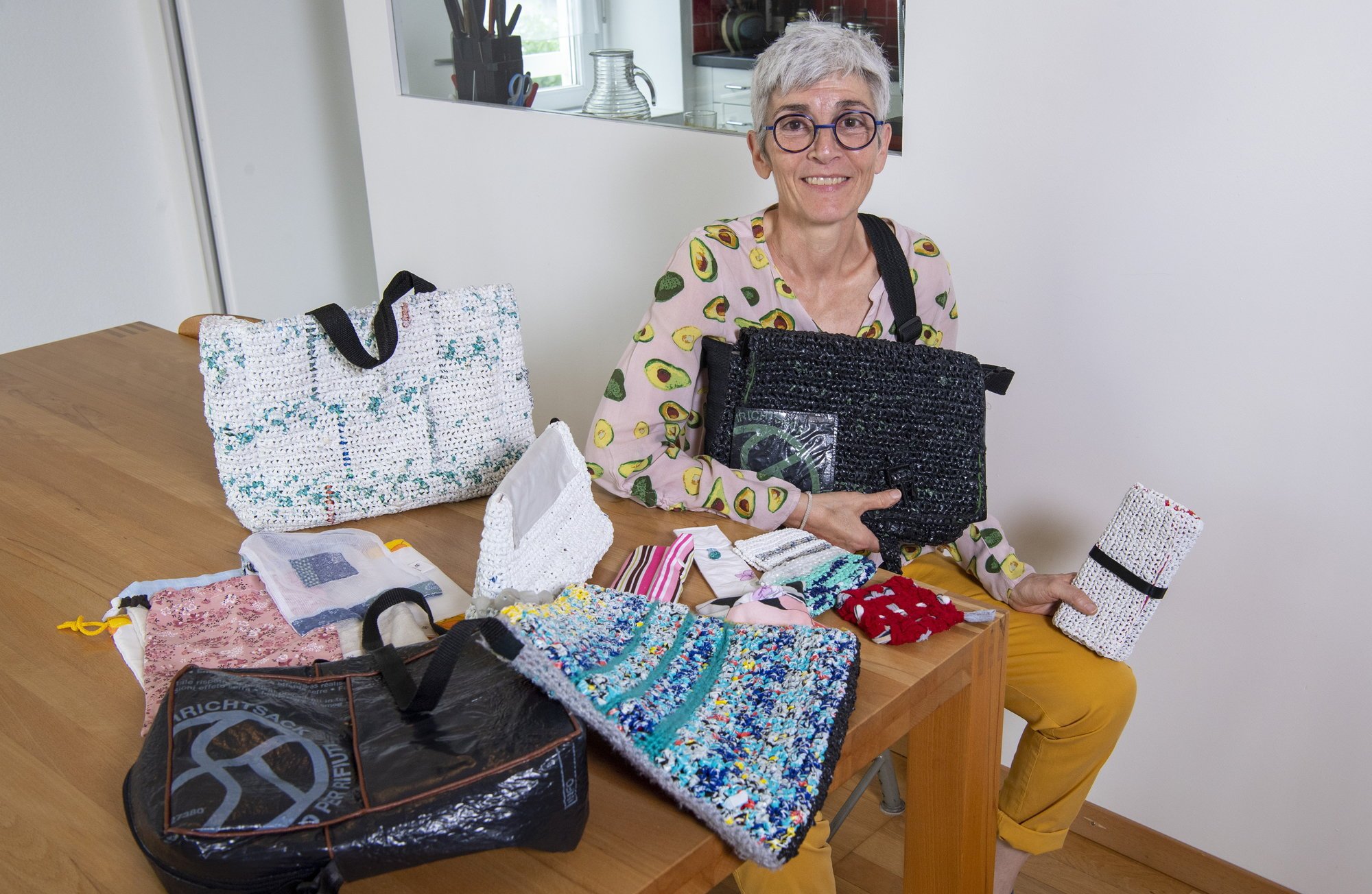 Annick Becerra Monnier fabrique des sacs de différentes tailles mais aussi des objets utiles au quotidien en plastique et tissus de récupération.