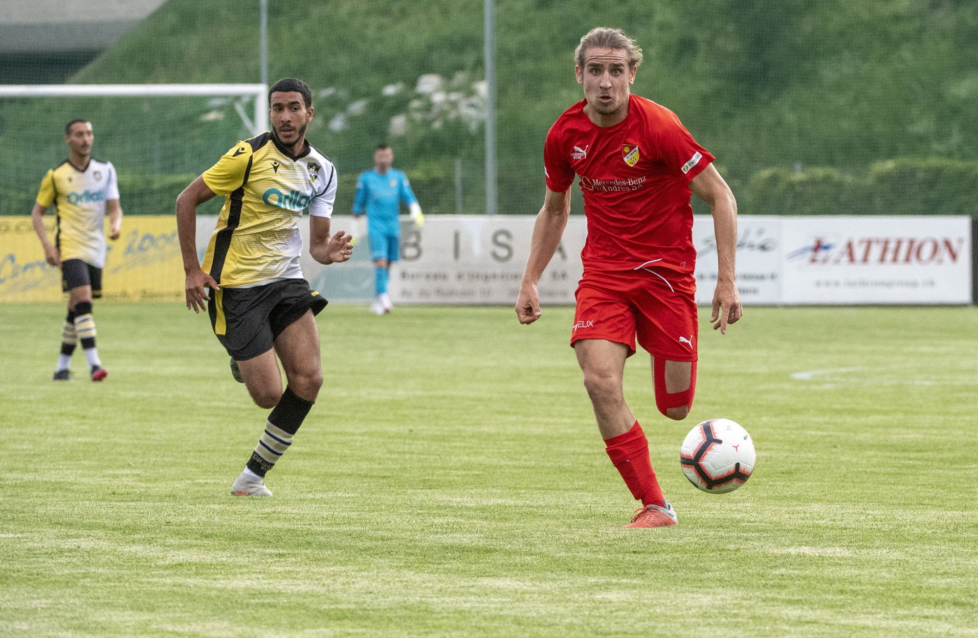 Kenan Samardzic échappe à Pedro Morera.