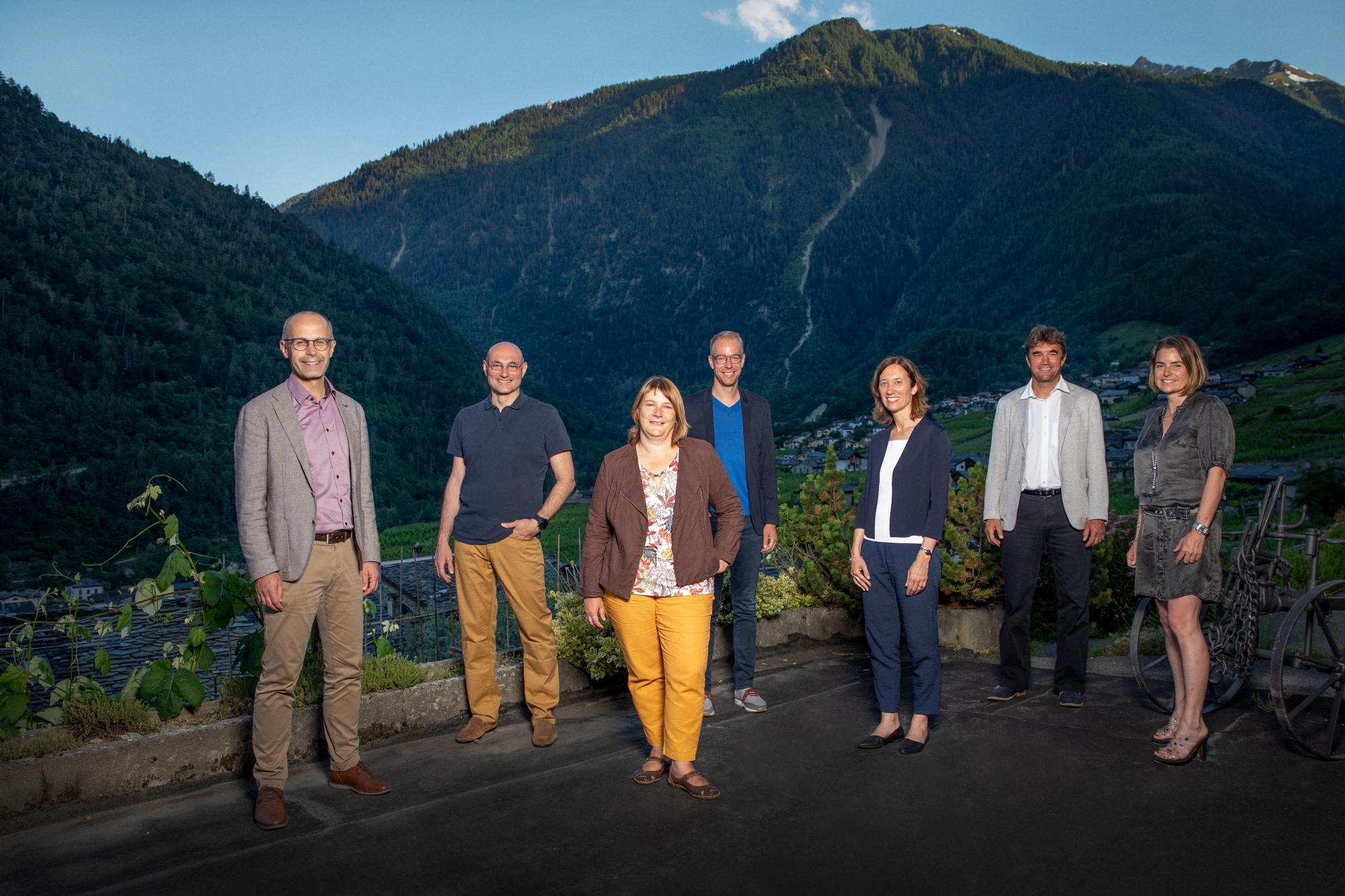 Mercredi soir, les présidents des sept communes se sont engagés à porter le dossier du parc naturel régional de la vallée du Trient. De gauche à droite: Xavier Lavanchy (Saint-Maurice), Andrea Ridolfi (Finhaut), Stéphanie Revaz (Vernayaz), Florian Piasenta (Salvan), Valérie Santacroce-Tacchini (Evionnaz), Bertrand Savioz (Trient) et Florence Carron Darbellay (Martigny-Combe).