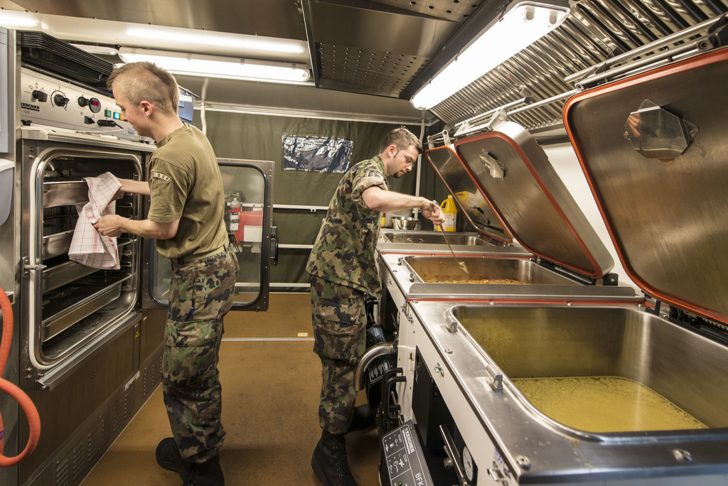 Des soldats dans une cuisine mobile. Il manquerait environ 70 chefs cuisiniers et quelque 150 cuistots de troupe dans l'armée suisse.